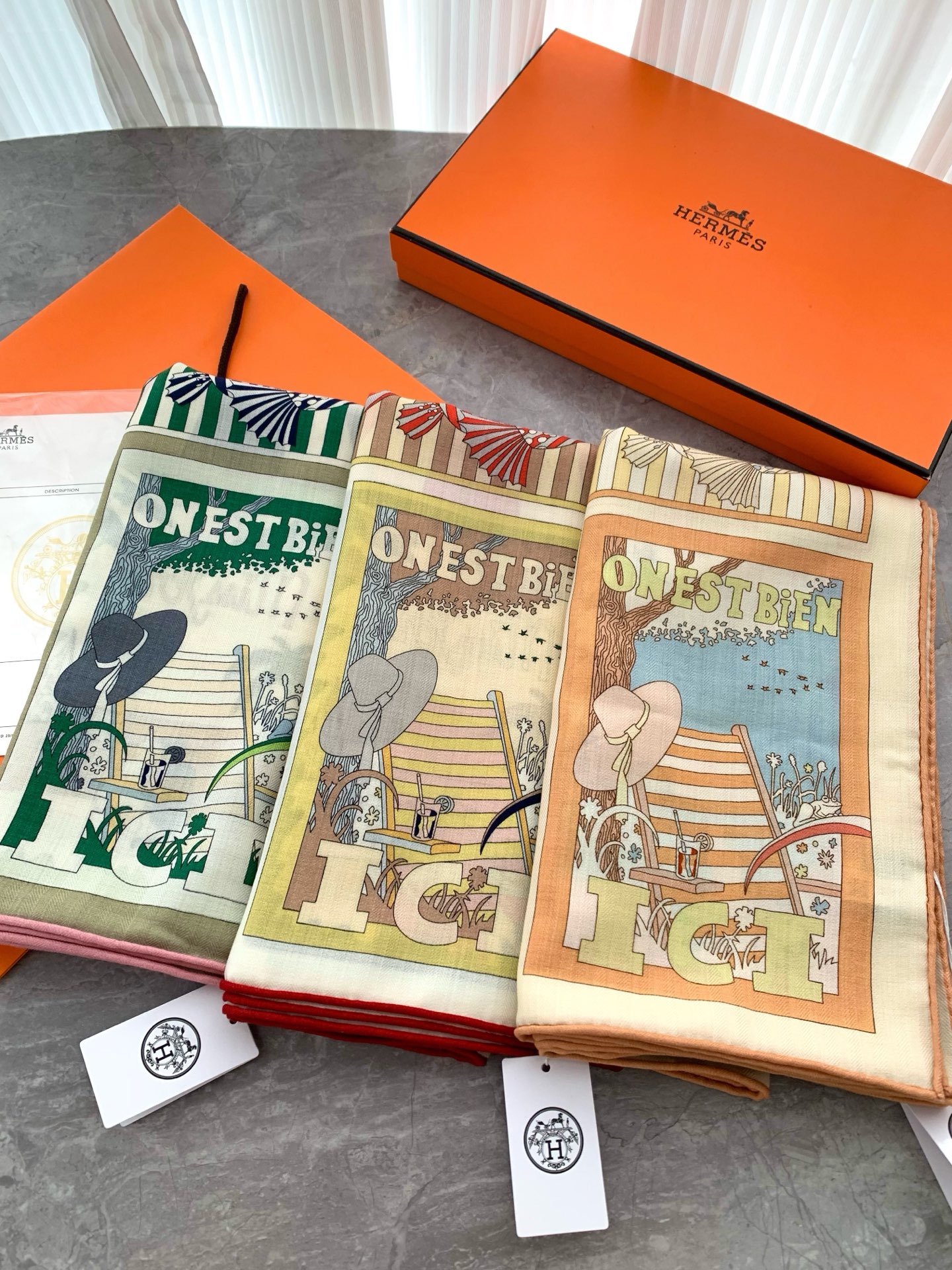 丝绒方巾 爱马仕高奢品 今年的大黑马 【H乐享天地】 上新💞双面佩戴!双面同色!手工卷边山羊绒和真丝混纺披肩 这款 丝绒方巾 爱马仕高奢品 今年的大黑马 【H乐享天地】 上新💞双面佩戴!双面同色!手工卷边山羊绒和真丝混纺披肩 这款