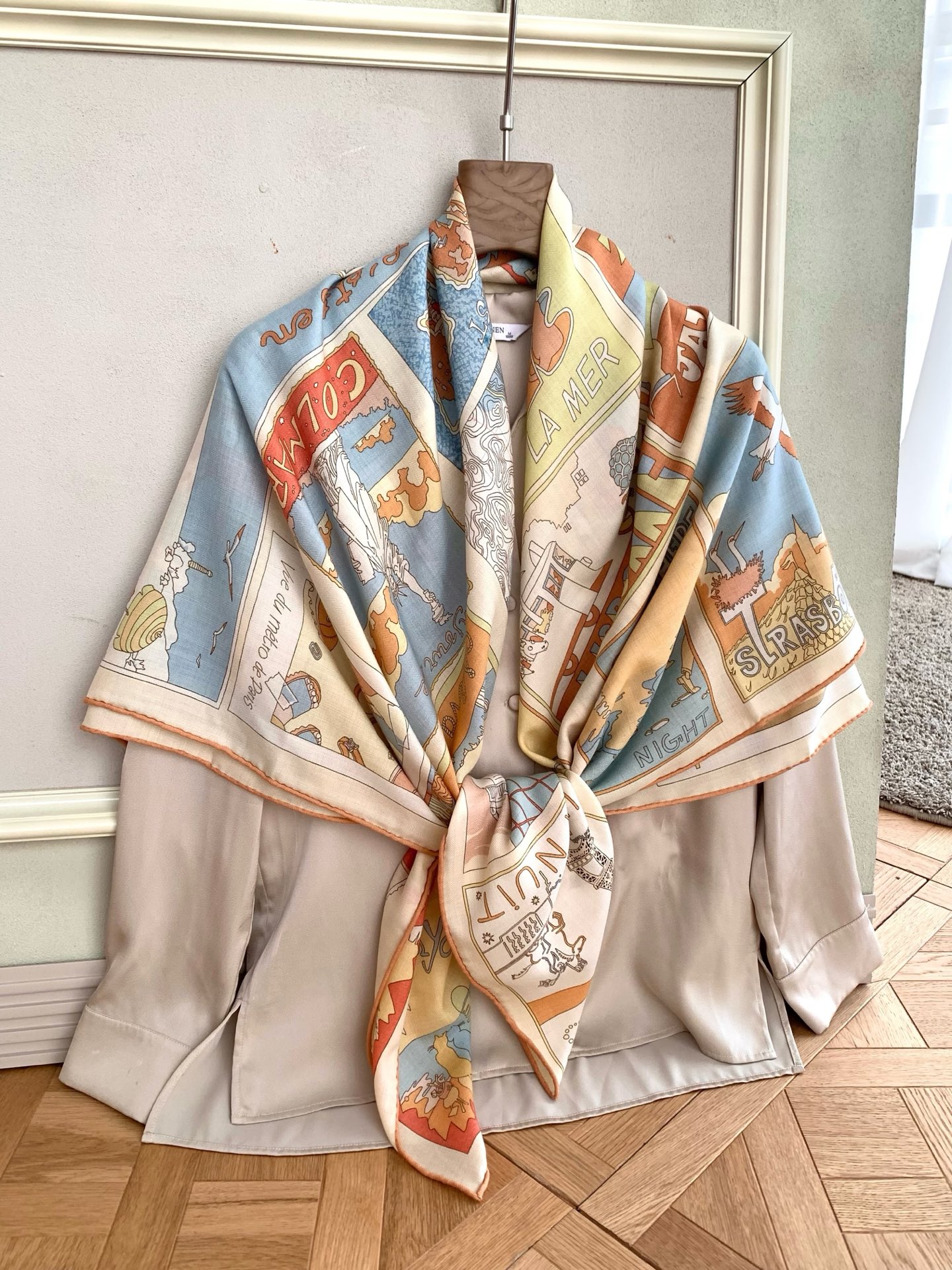 丝绒方巾 爱马仕高奢品 今年的大黑马 【H乐享天地】 上新💞双面佩戴!双面同色!手工卷边山羊绒和真丝混纺披肩 这款 丝绒方巾 爱马仕高奢品 今年的大黑马 【H乐享天地】 上新💞双面佩戴!双面同色!手工卷边山羊绒和真丝混纺披肩 这款