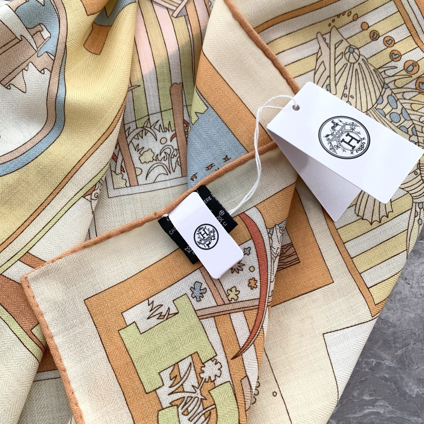 丝绒方巾 爱马仕高奢品 今年的大黑马 【H乐享天地】 上新💞双面佩戴!双面同色!手工卷边山羊绒和真丝混纺披肩 这款 丝绒方巾 爱马仕高奢品 今年的大黑马 【H乐享天地】 上新💞双面佩戴!双面同色!手工卷边山羊绒和真丝混纺披肩 这款