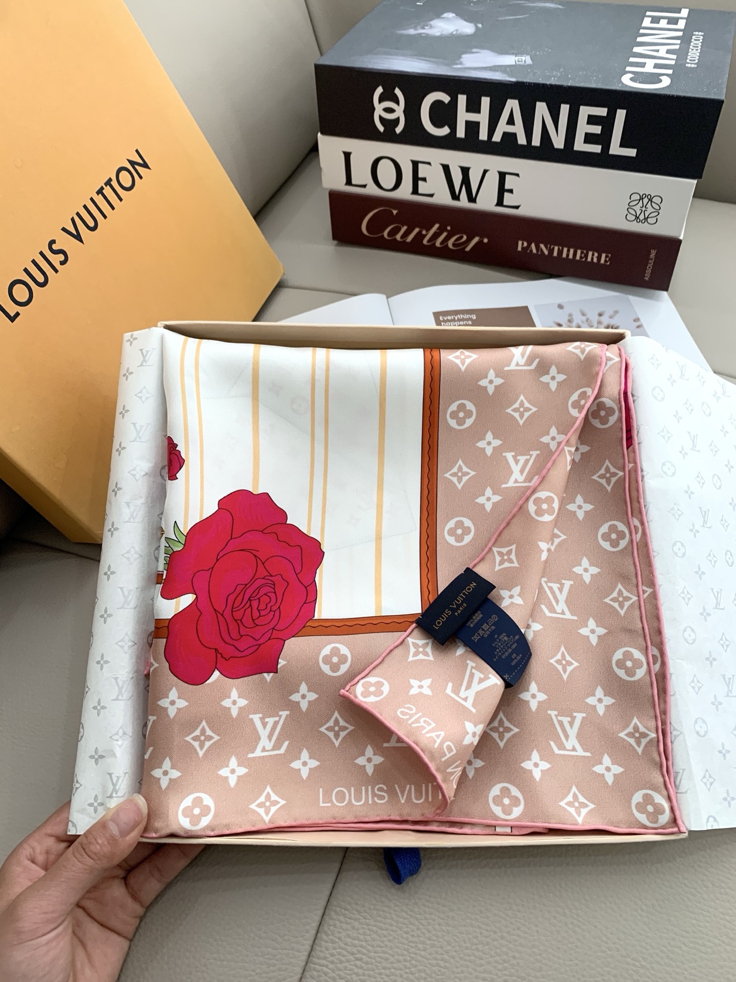 上新💞重磅‼️Lv 专柜同步【双面同色18姆米】手工卷边斜纹真丝方巾 （100%桑蚕丝）。这款展现强大而