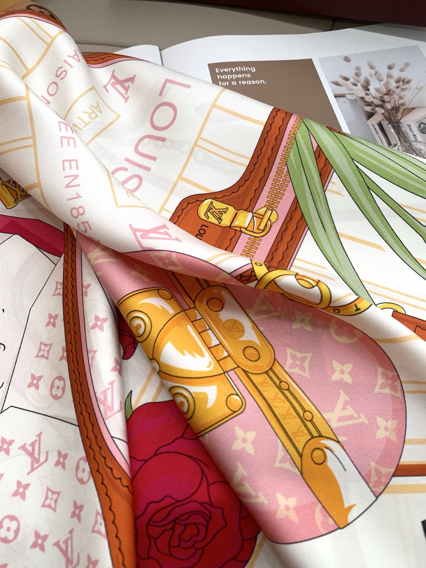 上新💞重磅‼️Lv 专柜同步【双面同色18姆米】手工卷边斜纹真丝方巾 （100%桑蚕丝）。这款展现强大而