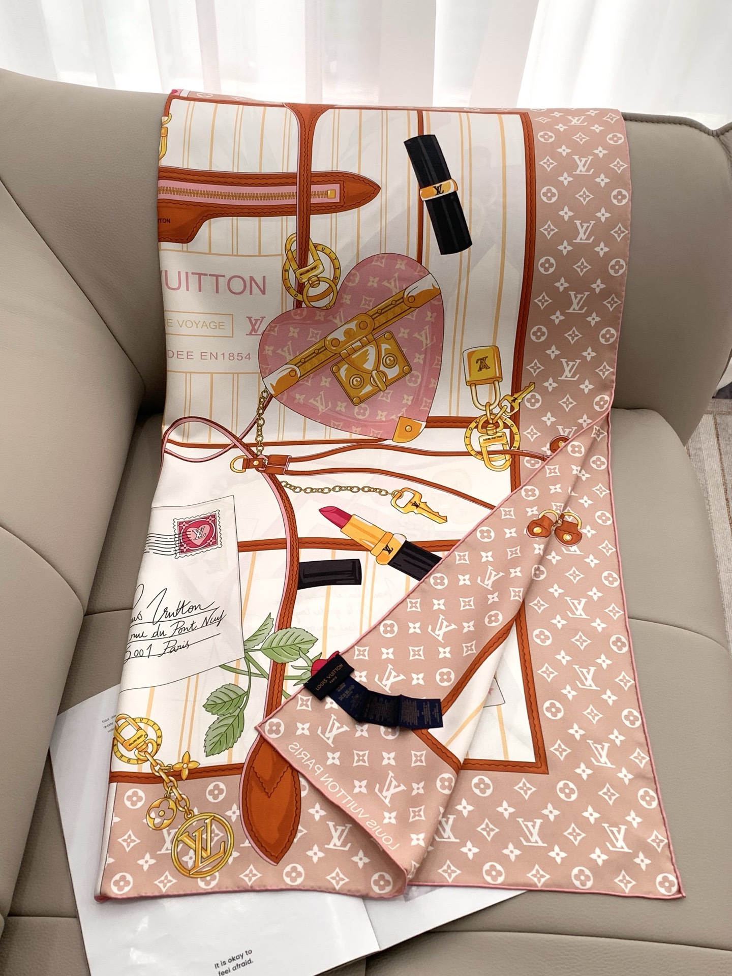 上新💞重磅‼️Lv 专柜同步【双面同色18姆米】手工卷边斜纹真丝方巾 （100%桑蚕丝）。这款展现强大而