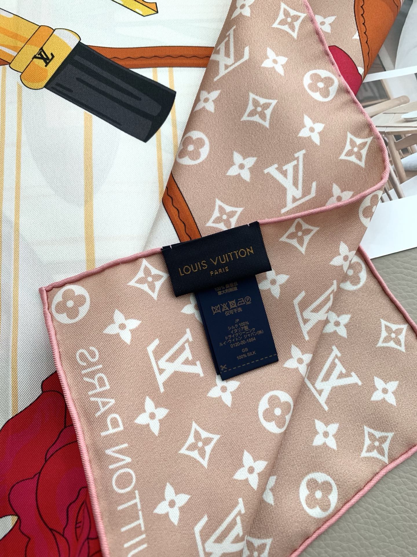 上新💞重磅‼️Lv 专柜同步【双面同色18姆米】手工卷边斜纹真丝方巾 （100%桑蚕丝）。这款展现强大而