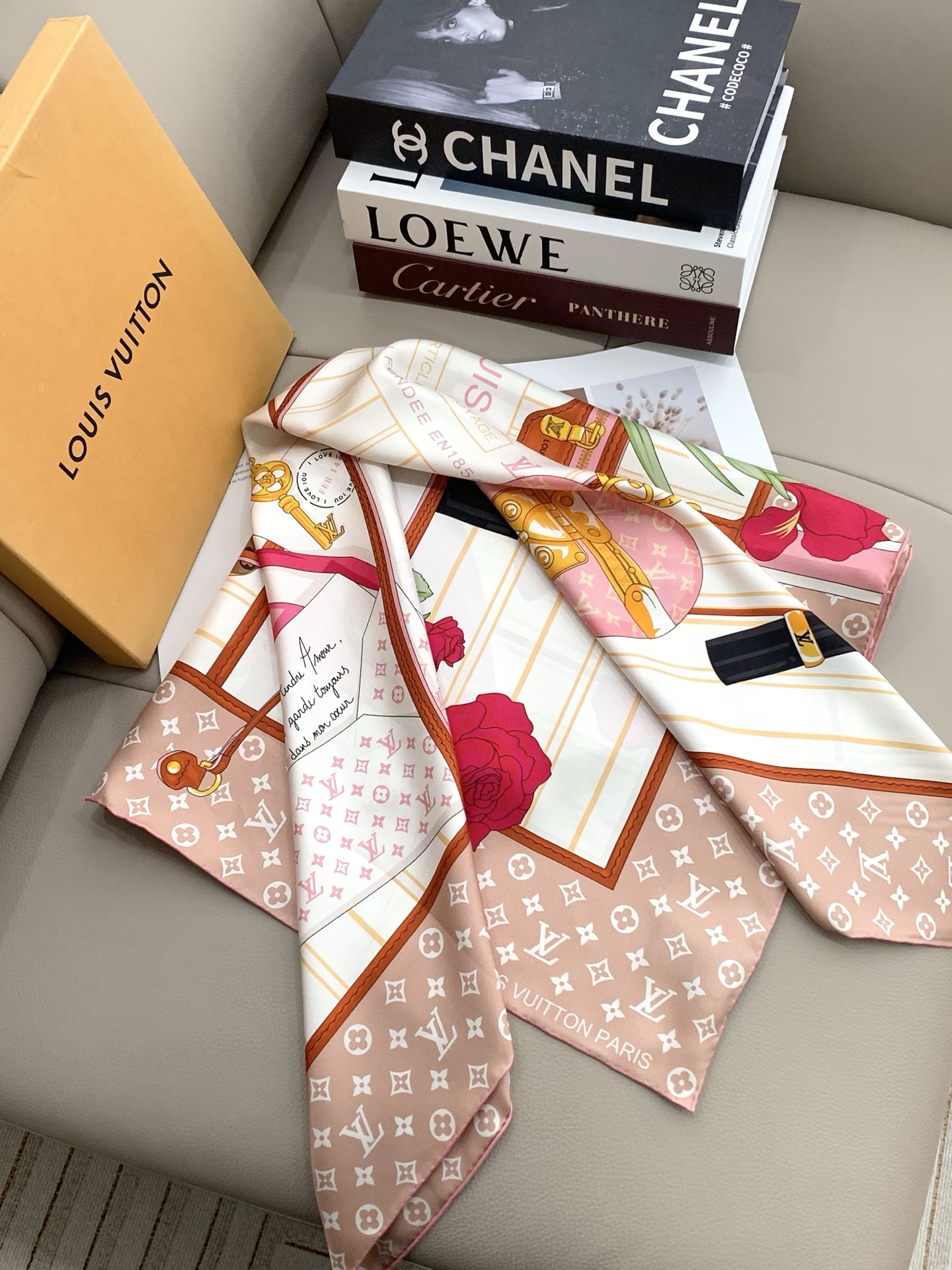 上新💞重磅‼️Lv 专柜同步【双面同色18姆米】手工卷边斜纹真丝方巾 （100%桑蚕丝）。这款展现强大而