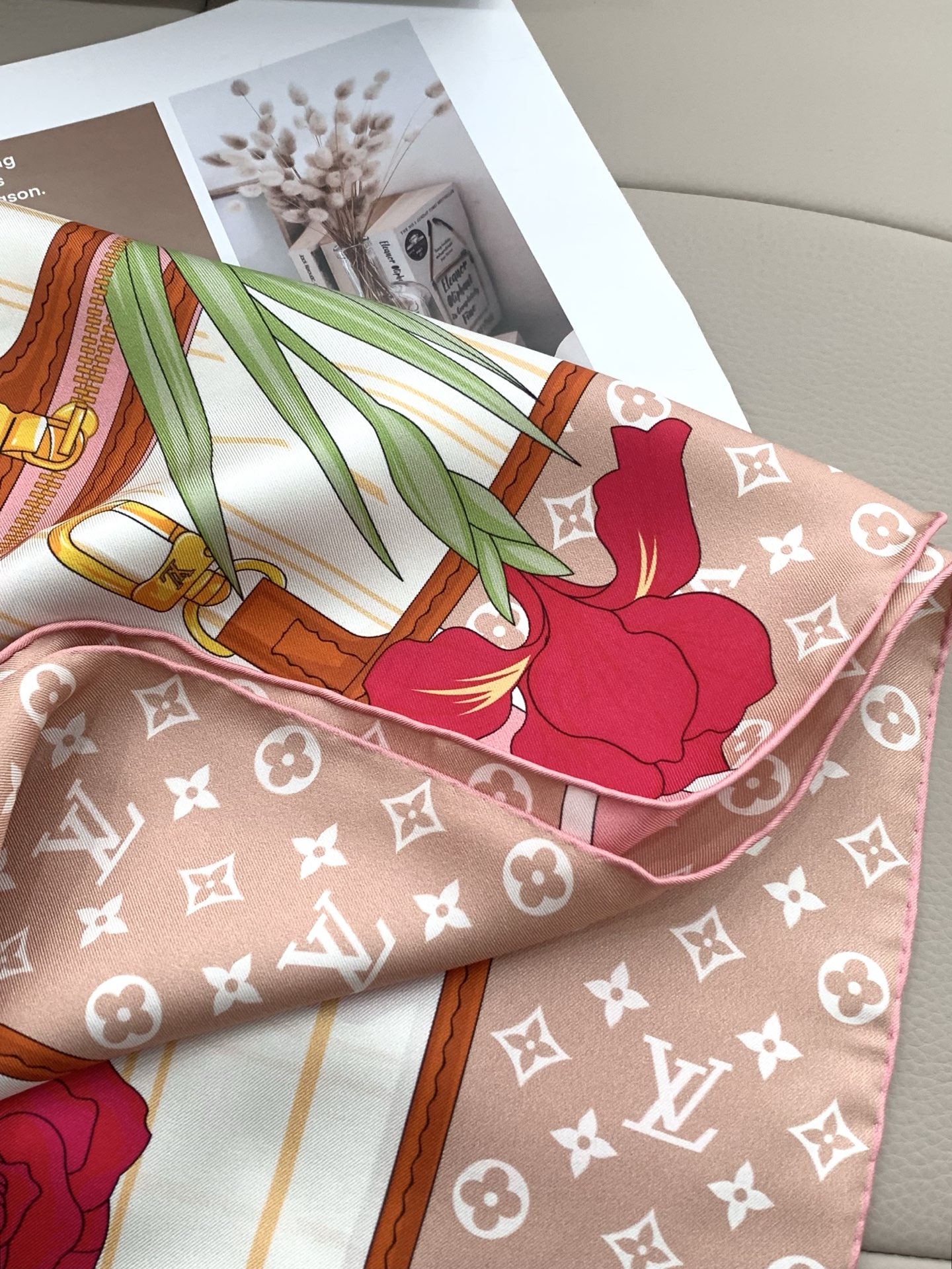 上新💞重磅‼️Lv 专柜同步【双面同色18姆米】手工卷边斜纹真丝方巾 （100%桑蚕丝）。这款展现强大而