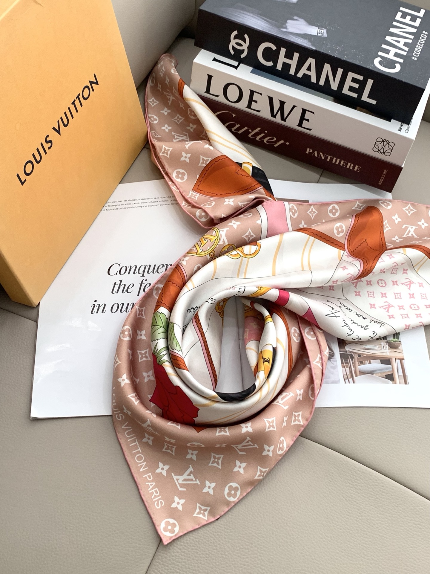 上新💞重磅‼️Lv 专柜同步【双面同色18姆米】手工卷边斜纹真丝方巾 （100%桑蚕丝）。这款展现强大而