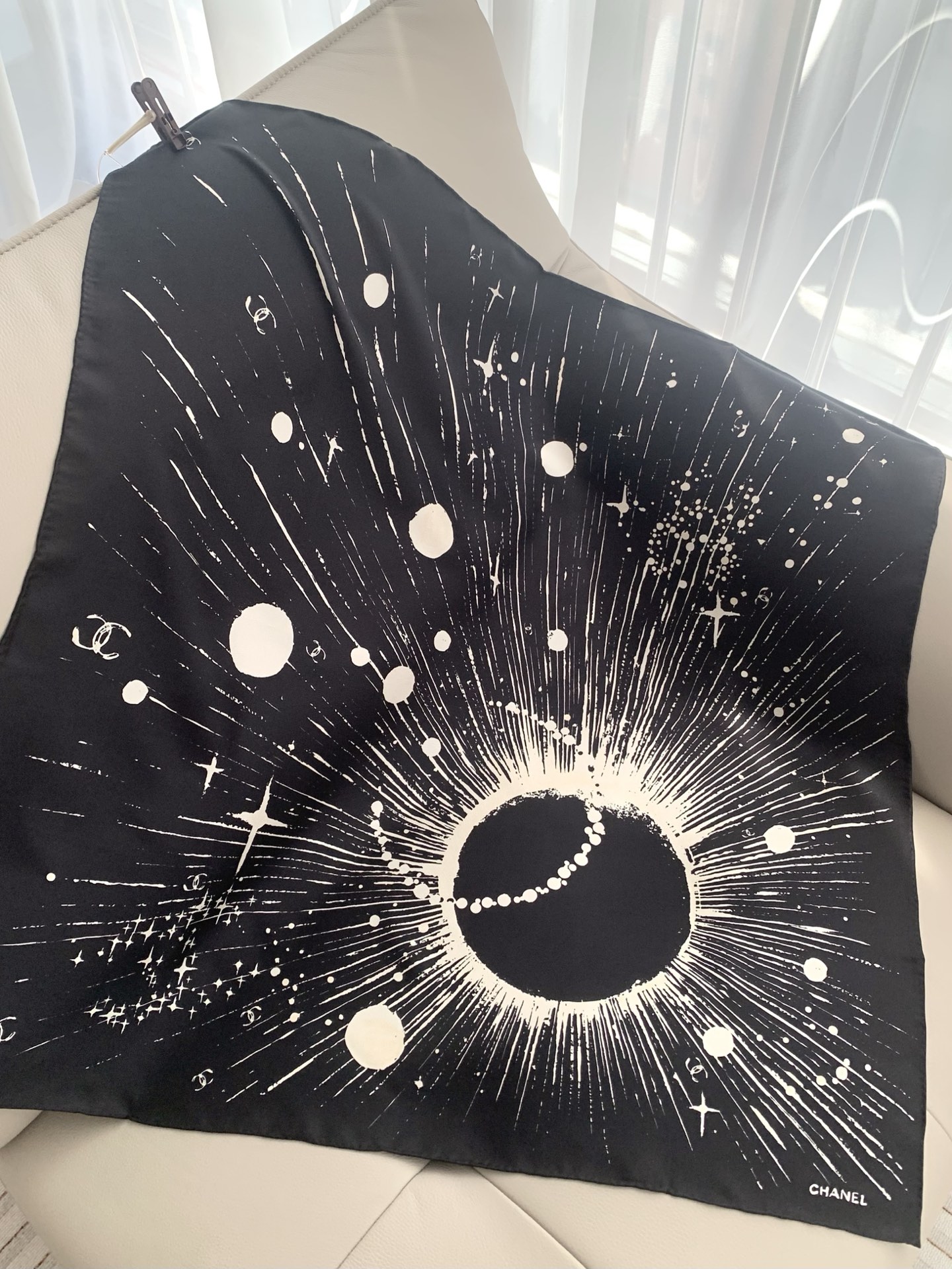 𝐂𝐡𝐚𝐧𝐞𝐥 • 𝟐𝟔𝐒《宇宙星辰》黑色Size：90x90cm 100%真丝对品牌精神进行当代化解构与