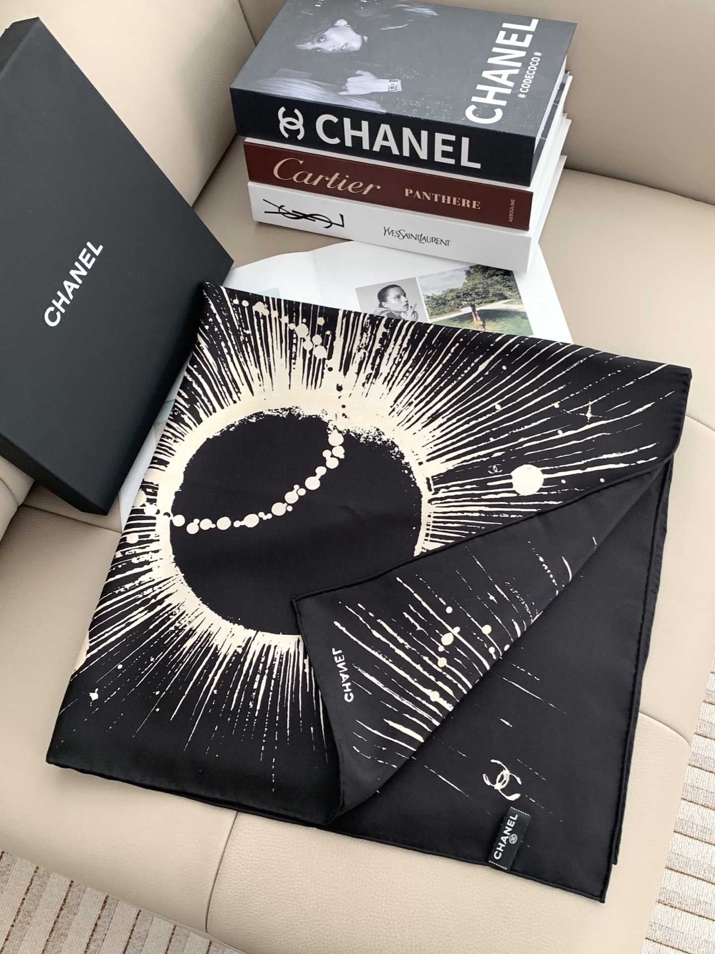 𝐂𝐡𝐚𝐧𝐞𝐥 • 𝟐𝟔𝐒《宇宙星辰》黑色Size：90x90cm 100%真丝对品牌精神进行当代化解构与