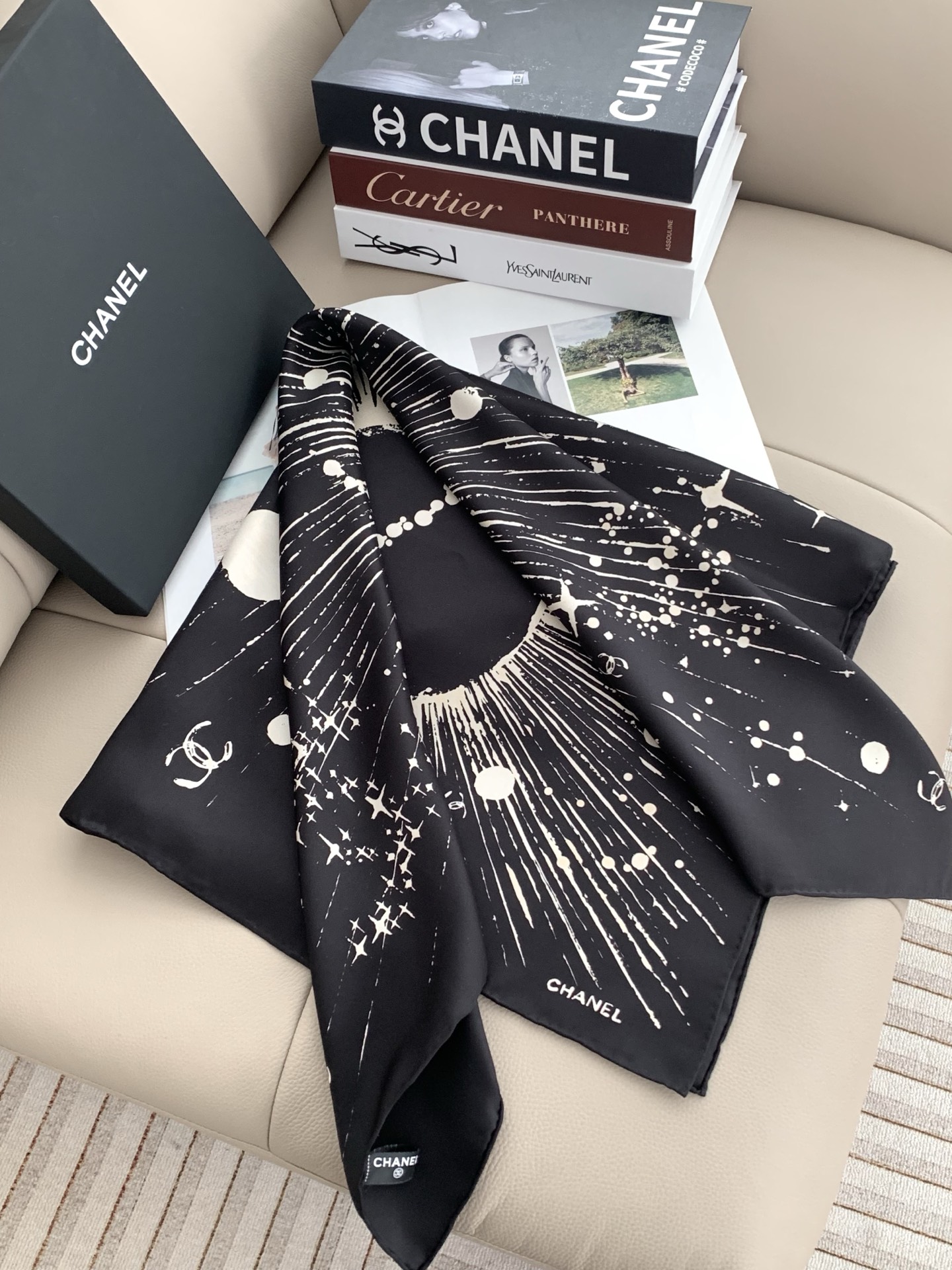 𝐂𝐡𝐚𝐧𝐞𝐥 • 𝟐𝟔𝐒《宇宙星辰》黑色Size：90x90cm 100%真丝对品牌精神进行当代化解构与