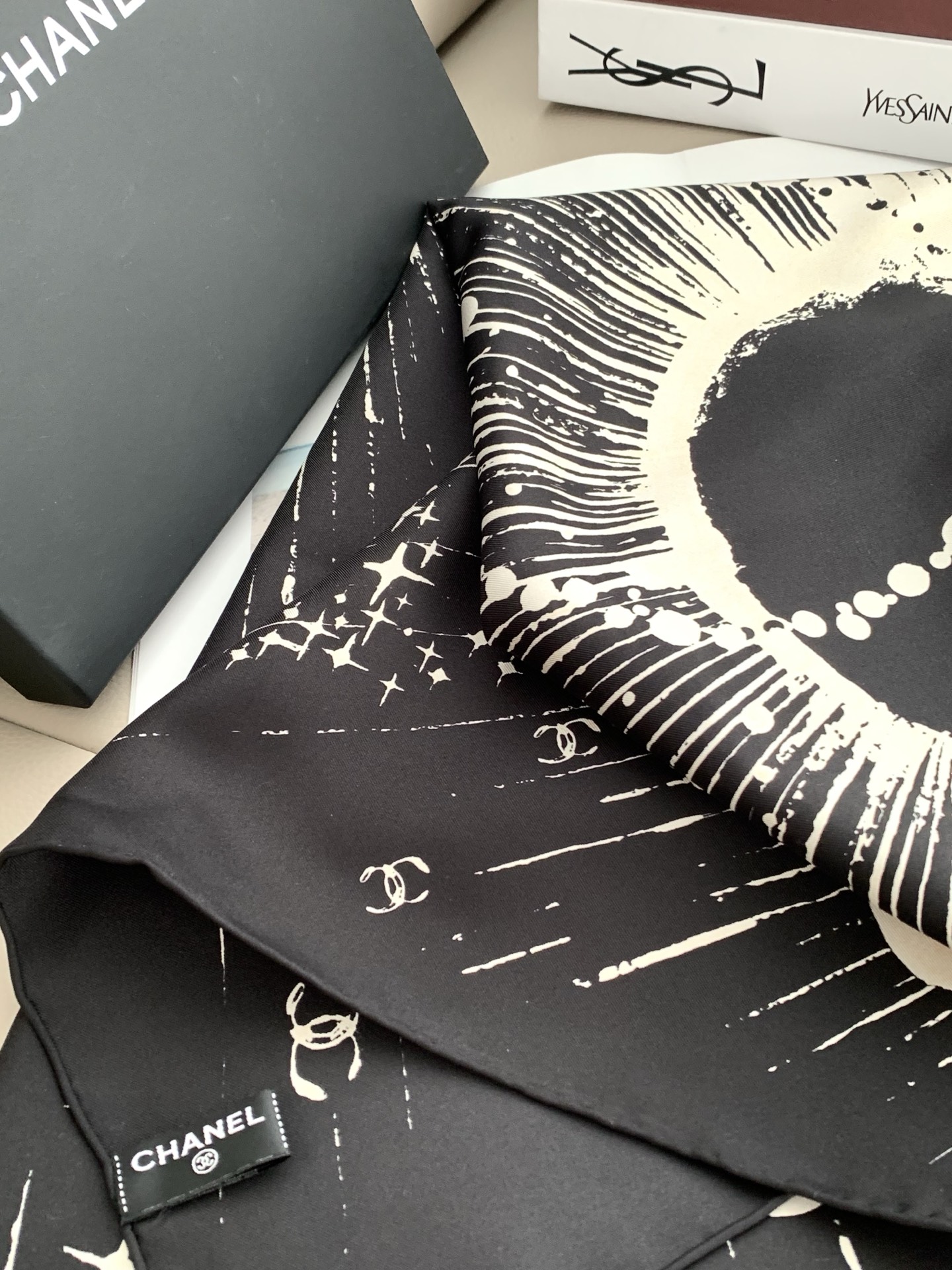 𝐂𝐡𝐚𝐧𝐞𝐥 • 𝟐𝟔𝐒《宇宙星辰》黑色Size：90x90cm 100%真丝对品牌精神进行当代化解构与