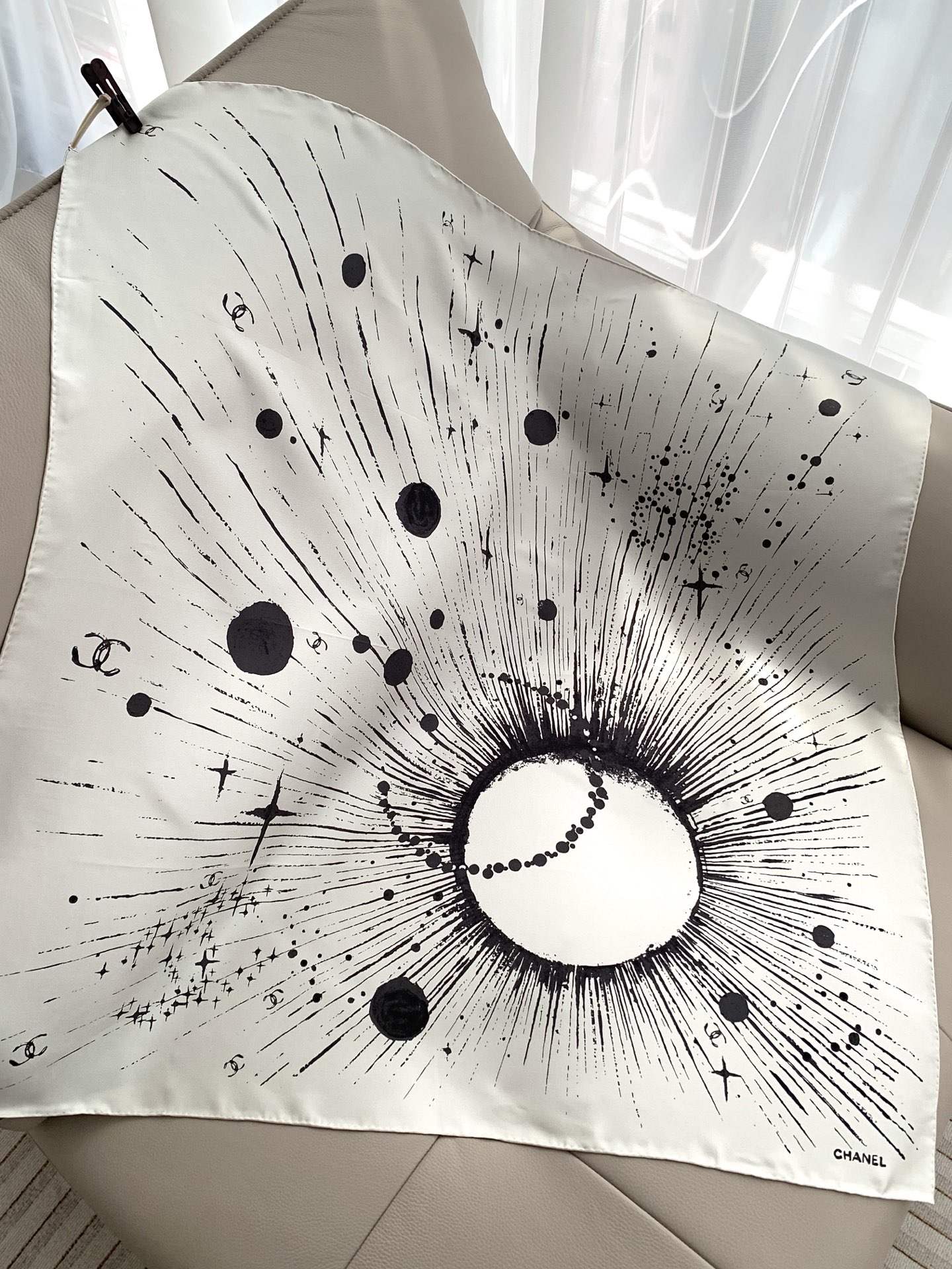 𝐂𝐡𝐚𝐧𝐞𝐥 • 𝟐𝟔𝐒《宇宙星辰》Size：90x90cm 100%真丝对品牌精神进行当代化解构与重塑
