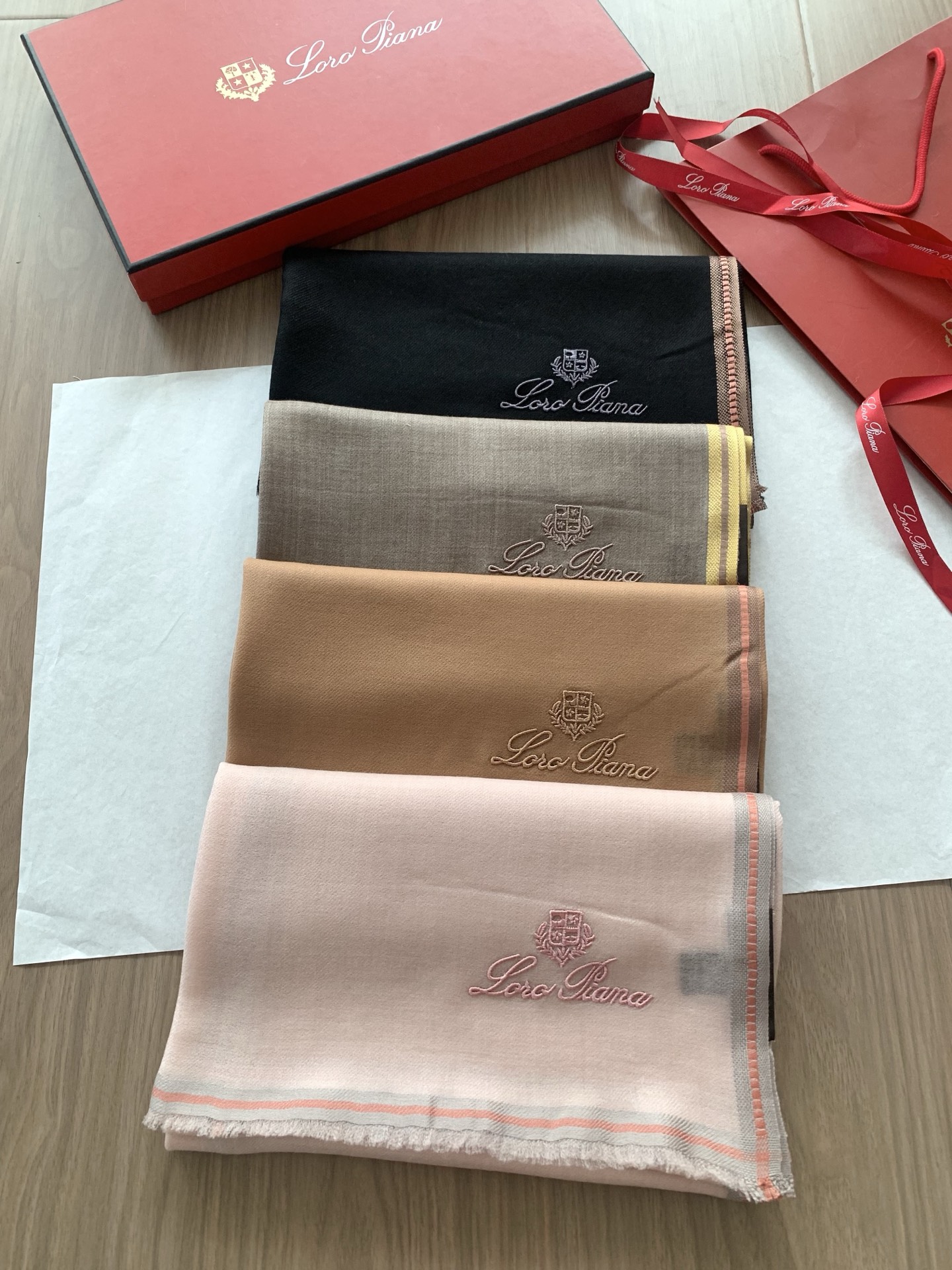 。新款💕 LP系列围巾，尽显奢华质感。精选上乘面料，触感细腻柔滑，仿佛轻抚云端。经典设计中融入巧思，或有