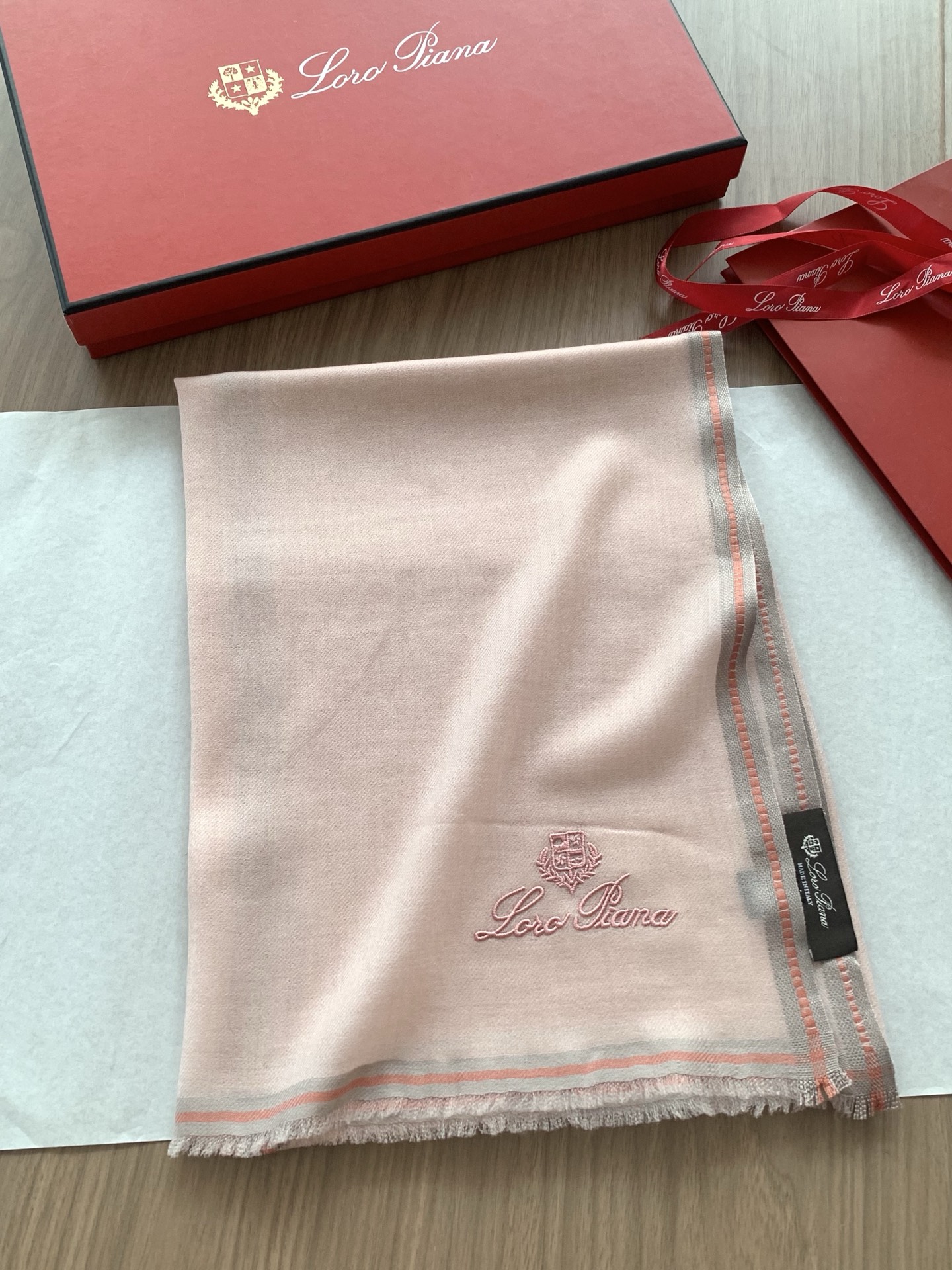 。新款💕 LP系列围巾，尽显奢华质感。精选上乘面料，触感细腻柔滑，仿佛轻抚云端。经典设计中融入巧思，或有