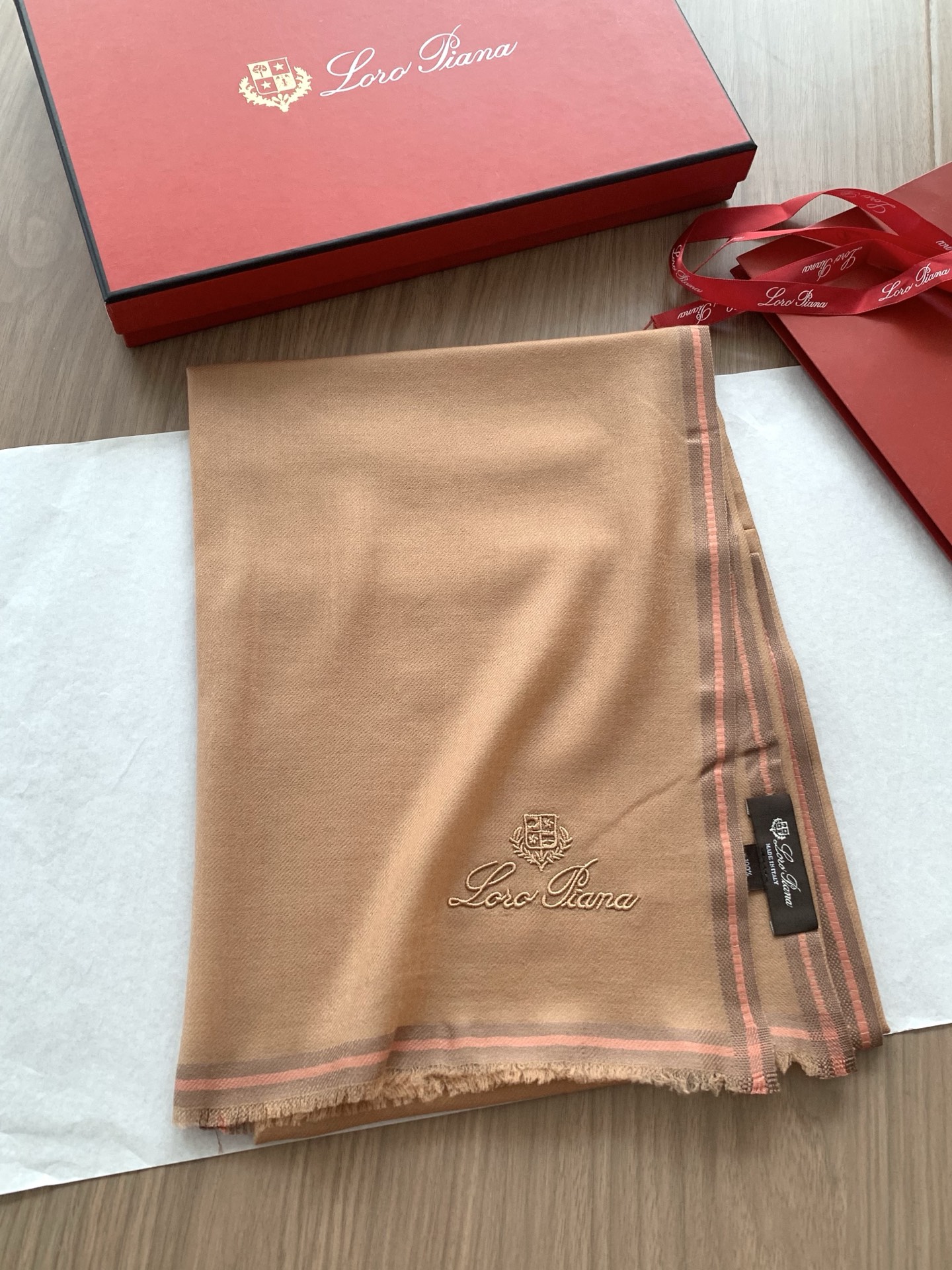 。新款💕 LP系列围巾，尽显奢华质感。精选上乘面料，触感细腻柔滑，仿佛轻抚云端。经典设计中融入巧思，或有