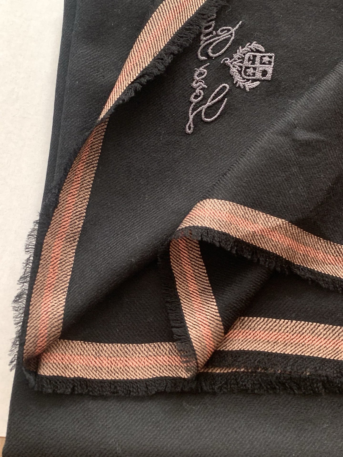 。新款💕 LP系列围巾，尽显奢华质感。精选上乘面料，触感细腻柔滑，仿佛轻抚云端。经典设计中融入巧思，或有