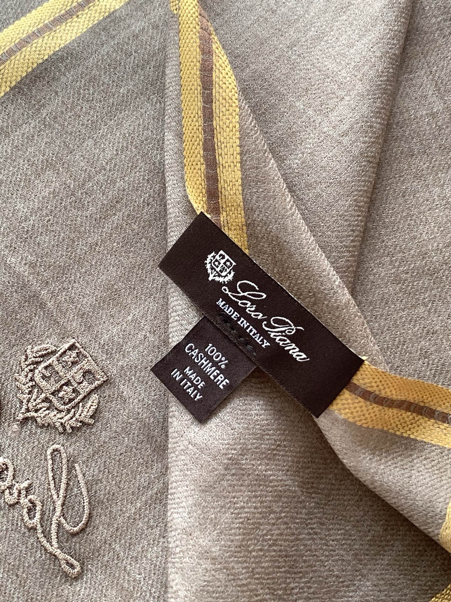。新款💕 LP系列围巾，尽显奢华质感。精选上乘面料，触感细腻柔滑，仿佛轻抚云端。经典设计中融入巧思，或有