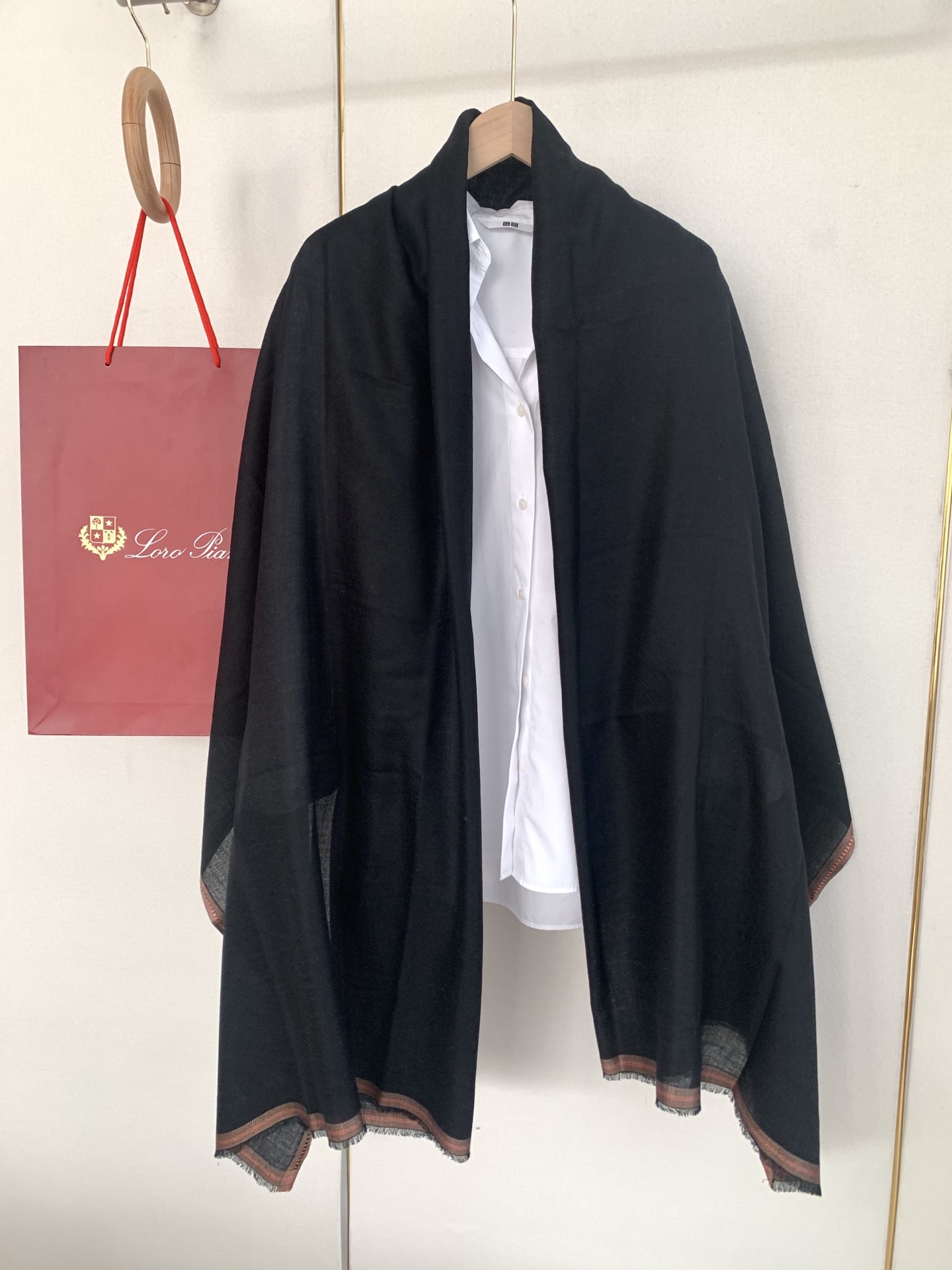 。新款💕 LP系列围巾，尽显奢华质感。精选上乘面料，触感细腻柔滑，仿佛轻抚云端。经典设计中融入巧思，或有