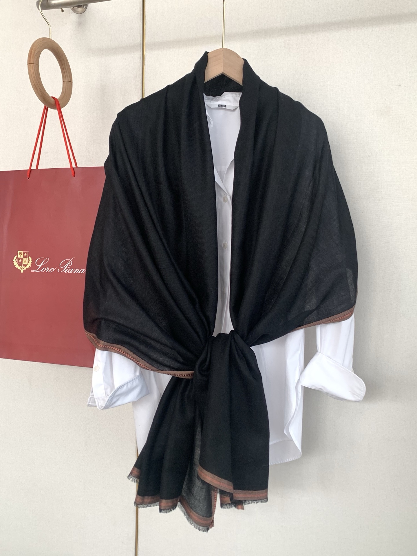 。新款💕 LP系列围巾，尽显奢华质感。精选上乘面料，触感细腻柔滑，仿佛轻抚云端。经典设计中融入巧思，或有