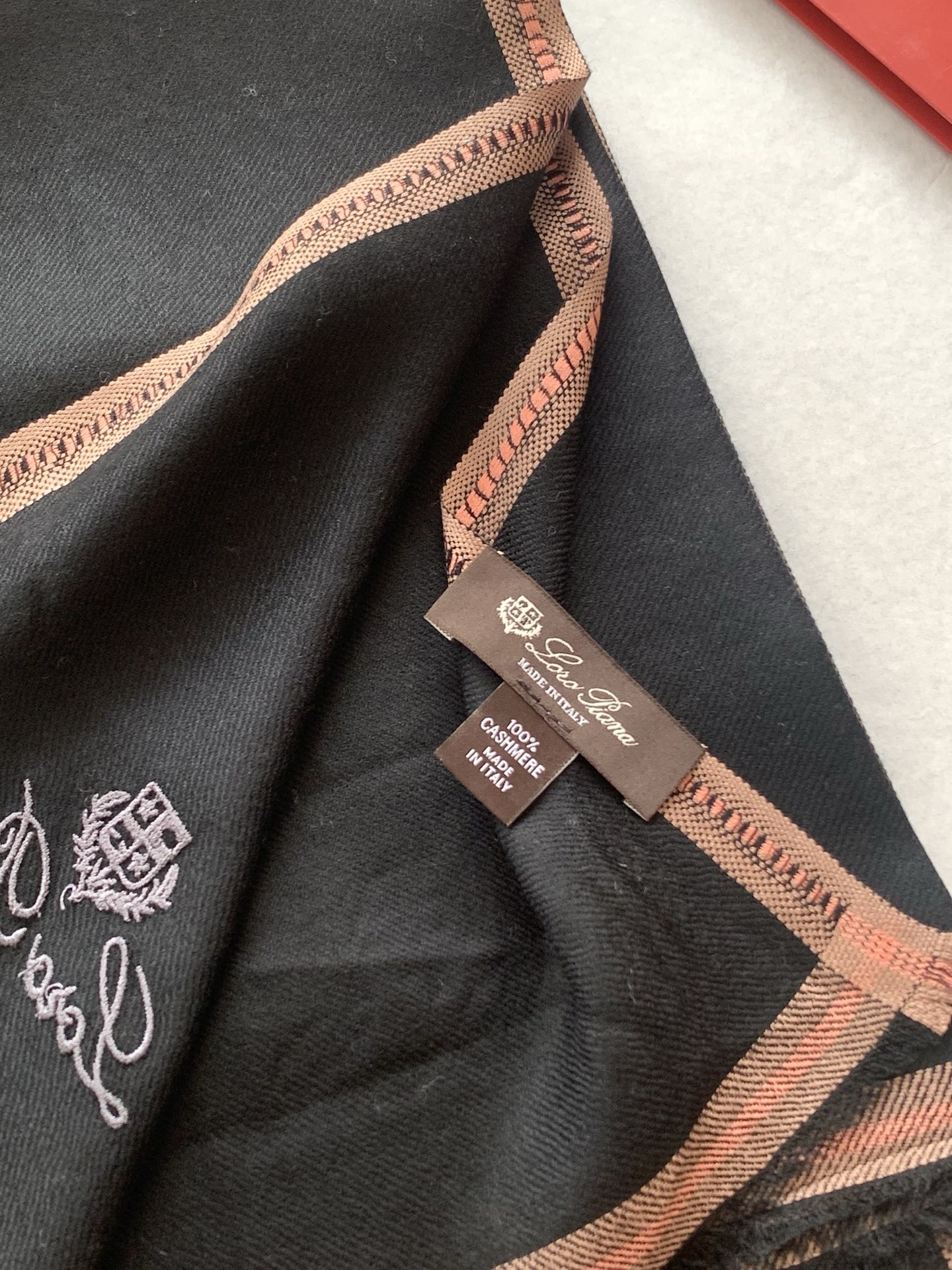 。新款💕 LP系列围巾，尽显奢华质感。精选上乘面料，触感细腻柔滑，仿佛轻抚云端。经典设计中融入巧思，或有