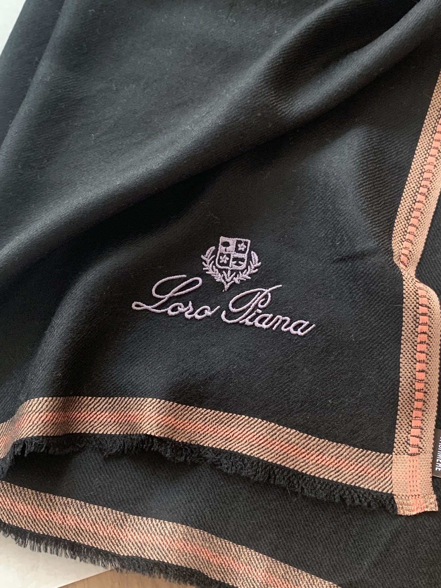 。新款💕 LP系列围巾，尽显奢华质感。精选上乘面料，触感细腻柔滑，仿佛轻抚云端。经典设计中融入巧思，或有