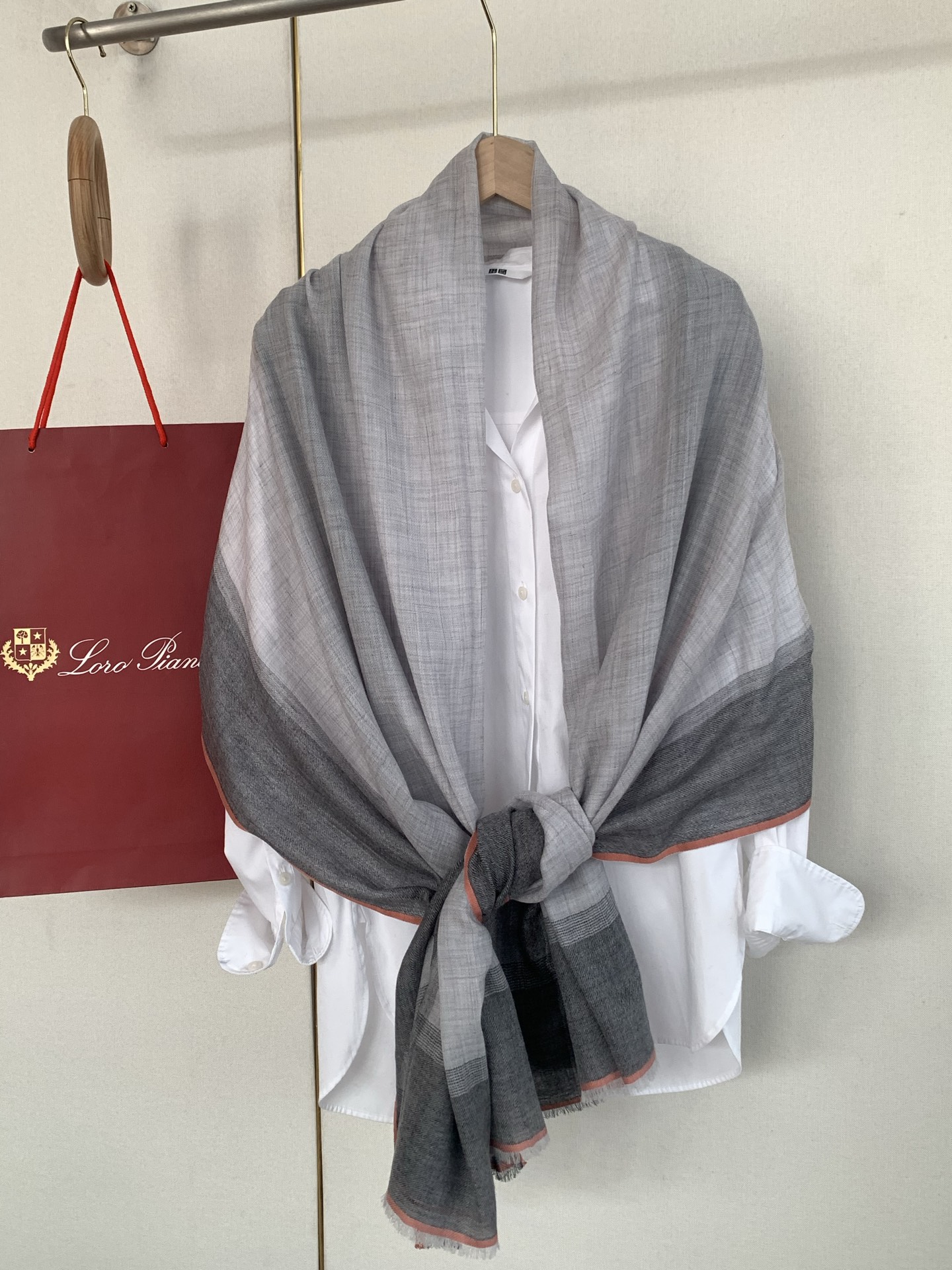 。 新款💕 LP系列围巾，尽显奢华质感。精选上乘面料，触感细腻柔滑，仿佛轻抚云端。经典设计中融入巧思，或