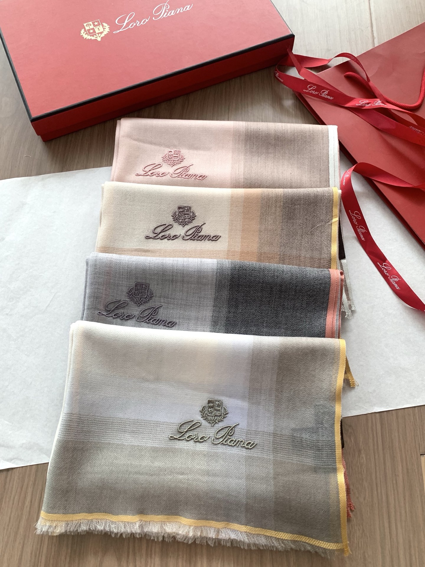 。 新款💕 LP系列围巾，尽显奢华质感。精选上乘面料，触感细腻柔滑，仿佛轻抚云端。经典设计中融入巧思，或