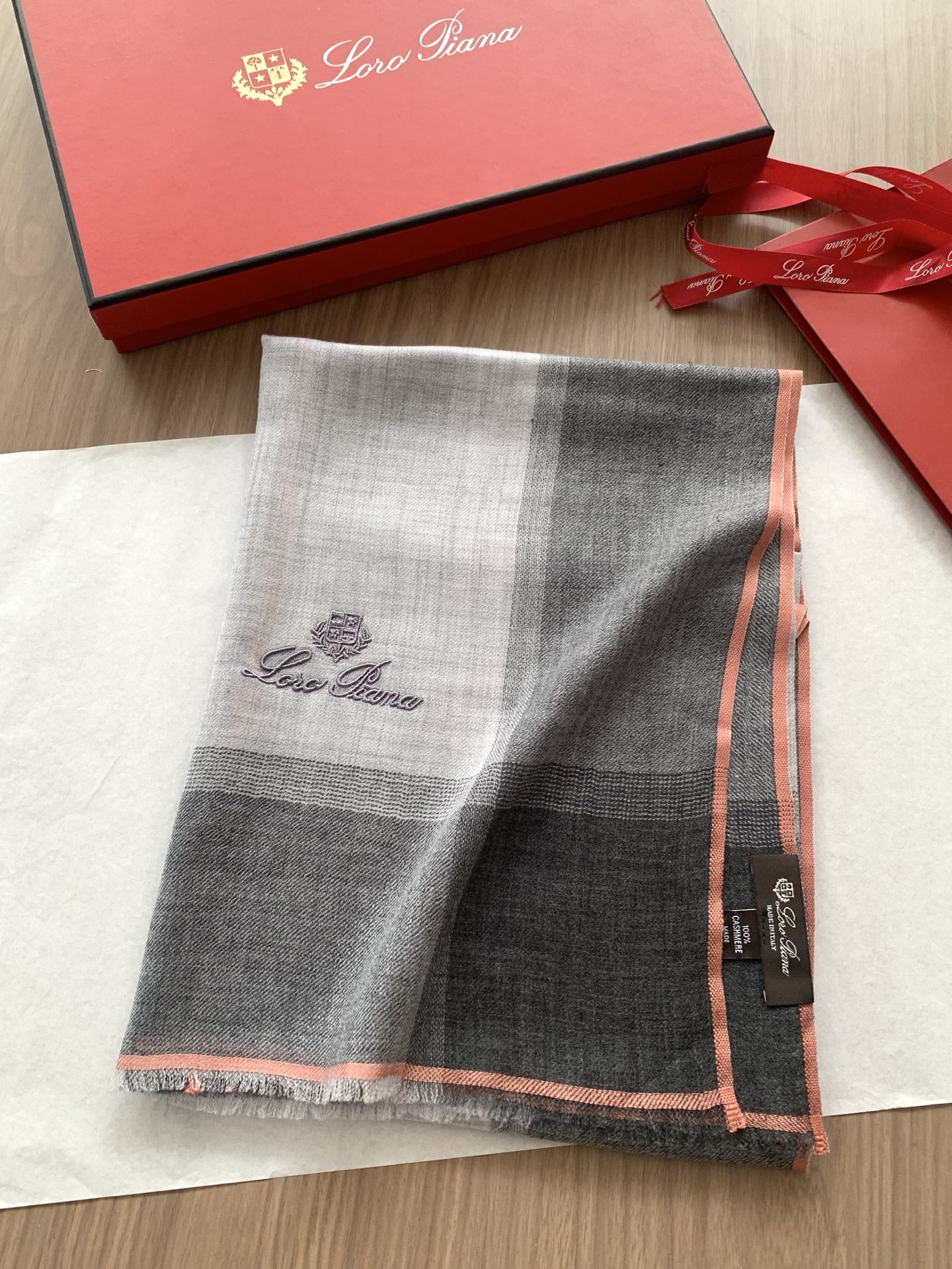 。 新款💕 LP系列围巾，尽显奢华质感。精选上乘面料，触感细腻柔滑，仿佛轻抚云端。经典设计中融入巧思，或