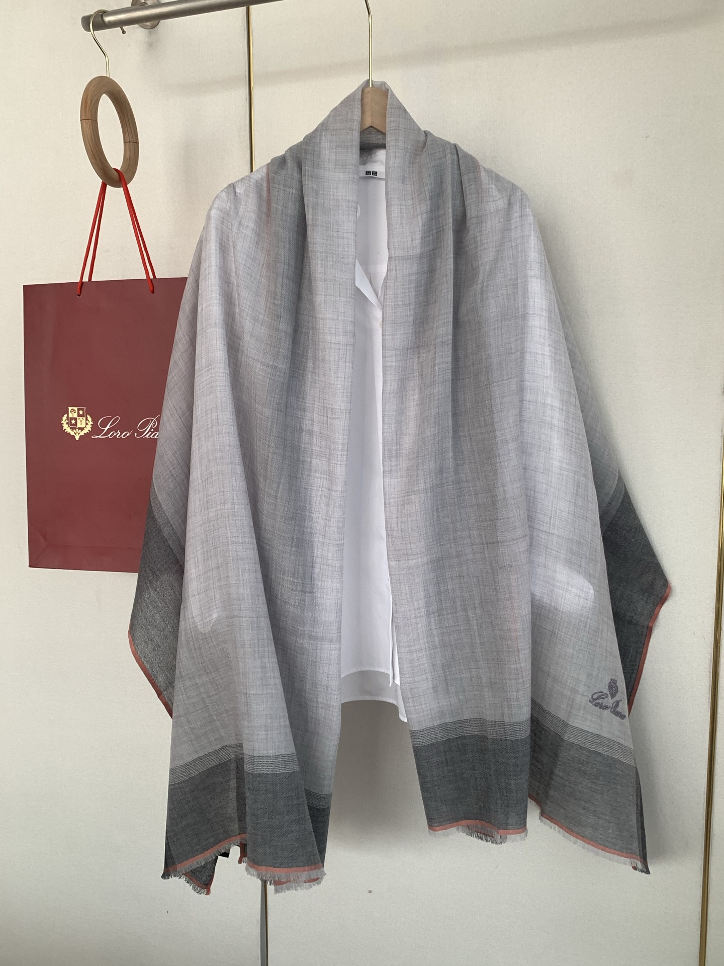 。 新款💕 LP系列围巾，尽显奢华质感。精选上乘面料，触感细腻柔滑，仿佛轻抚云端。经典设计中融入巧思，或