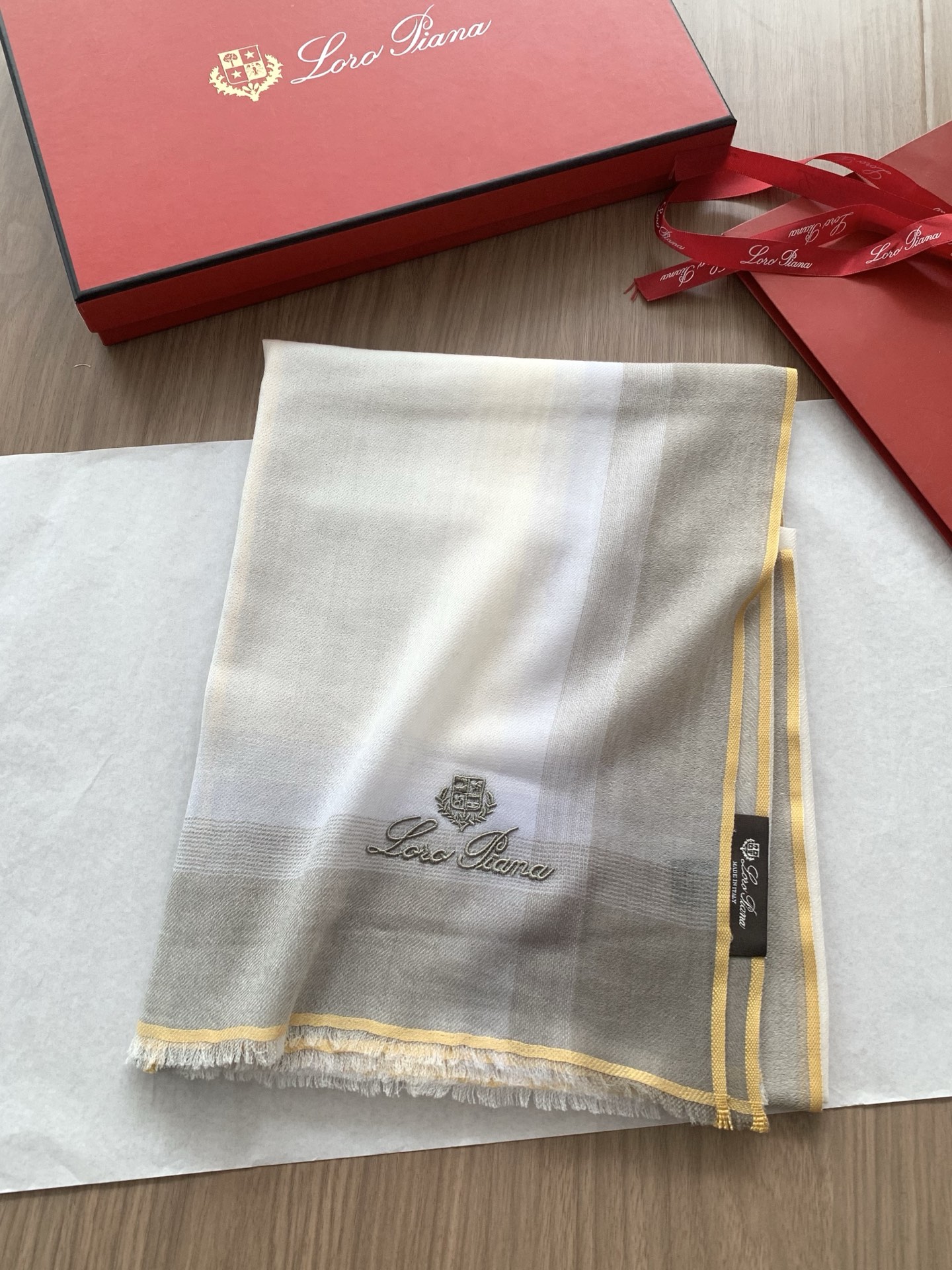 。 新款💕 LP系列围巾，尽显奢华质感。精选上乘面料，触感细腻柔滑，仿佛轻抚云端。经典设计中融入巧思，或