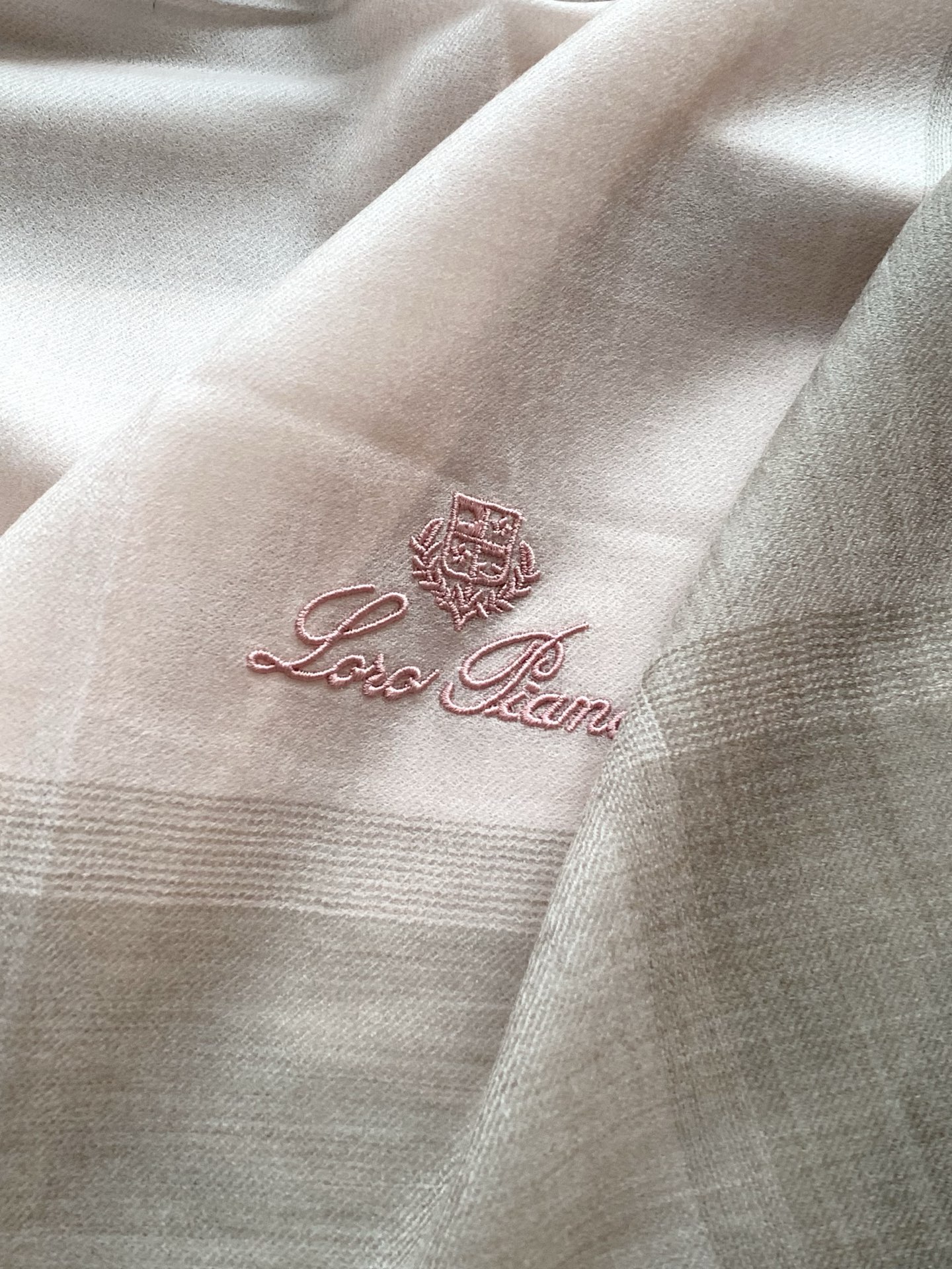 。 新款💕 LP系列围巾，尽显奢华质感。精选上乘面料，触感细腻柔滑，仿佛轻抚云端。经典设计中融入巧思，或