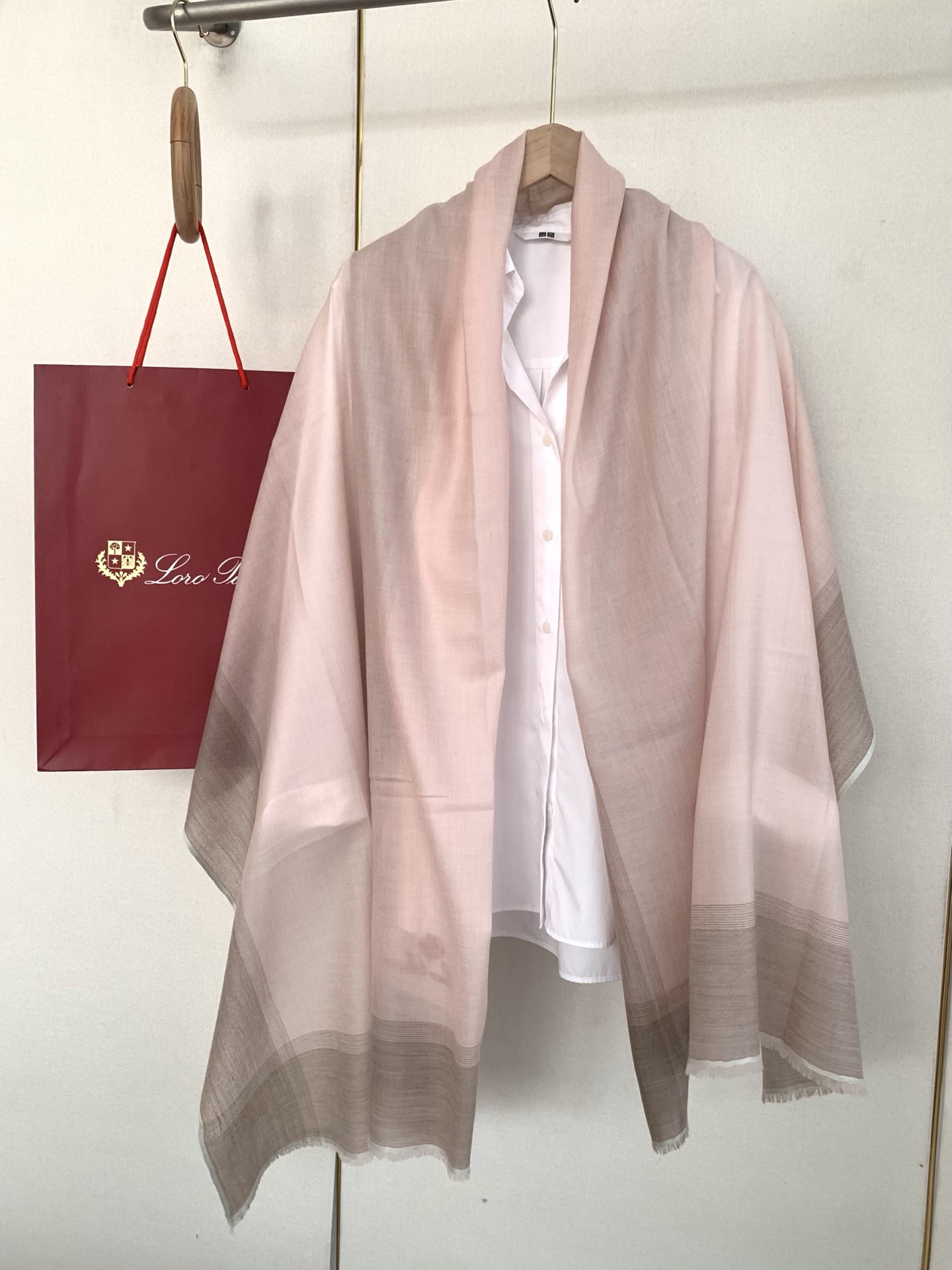 。 新款💕 LP系列围巾，尽显奢华质感。精选上乘面料，触感细腻柔滑，仿佛轻抚云端。经典设计中融入巧思，或