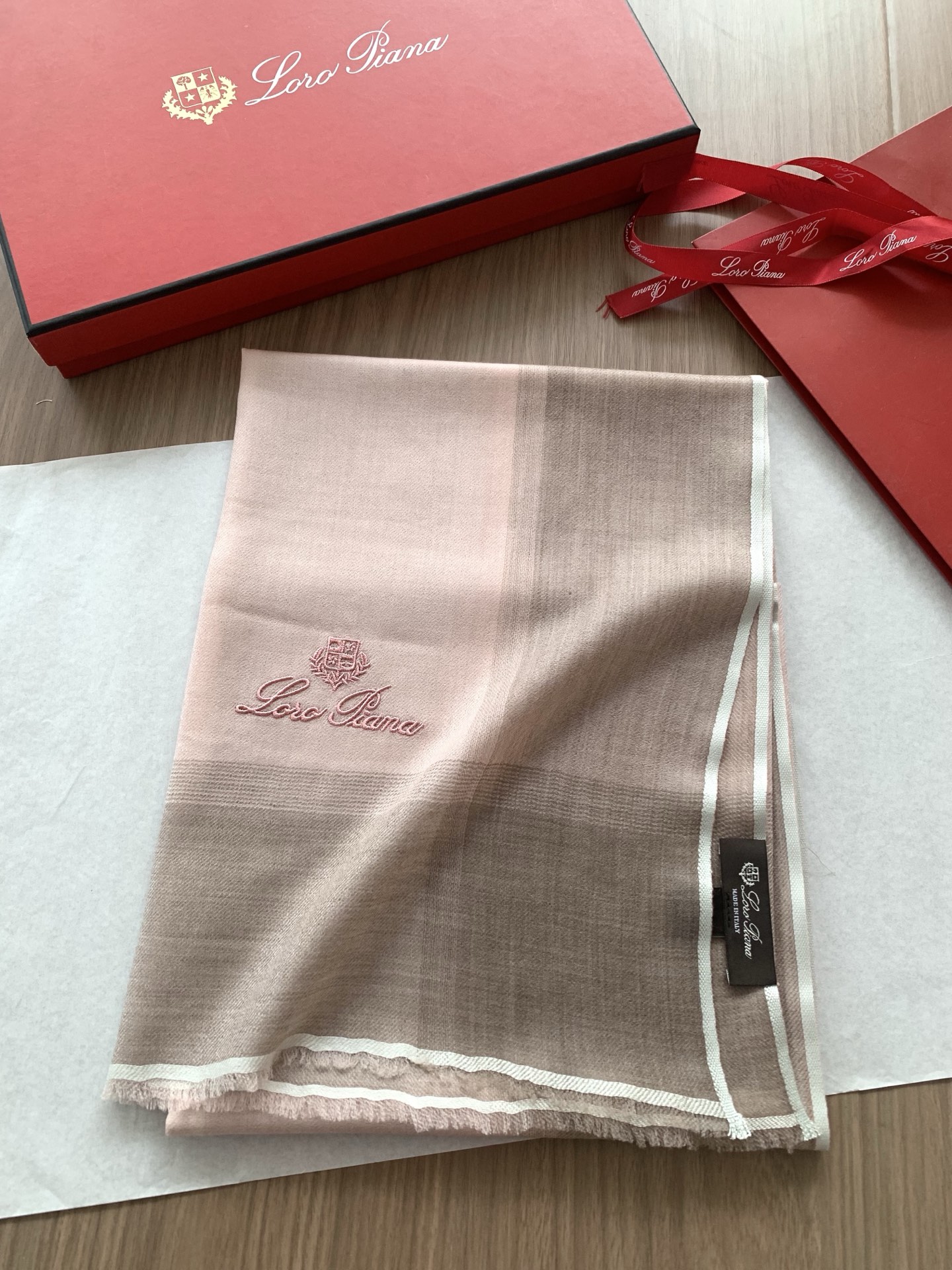 。 新款💕 LP系列围巾，尽显奢华质感。精选上乘面料，触感细腻柔滑，仿佛轻抚云端。经典设计中融入巧思，或