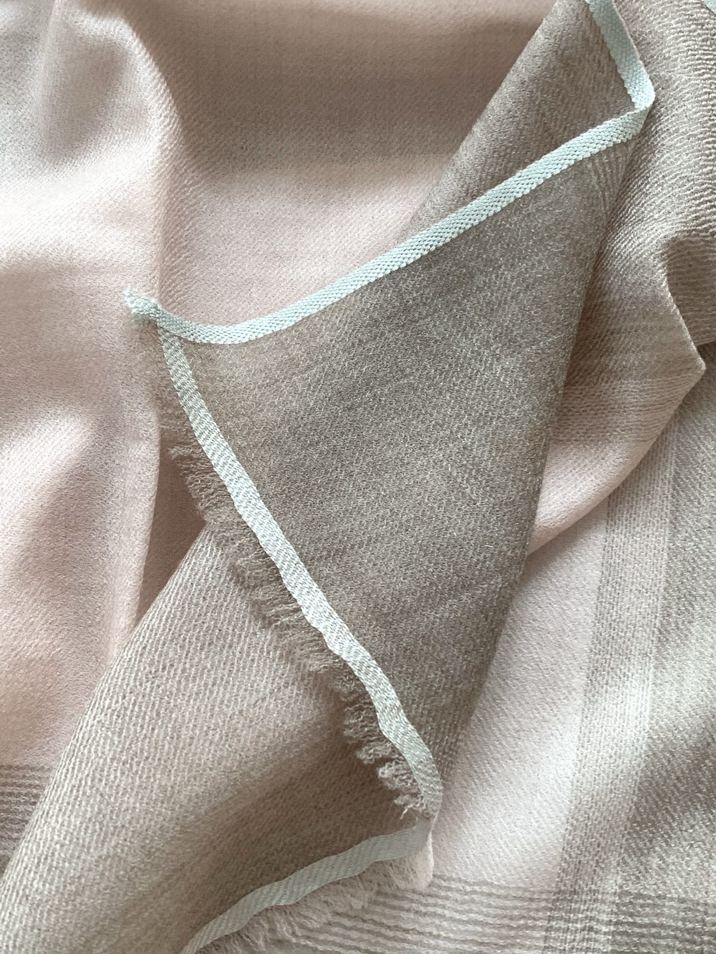 。 新款💕 LP系列围巾，尽显奢华质感。精选上乘面料，触感细腻柔滑，仿佛轻抚云端。经典设计中融入巧思，或