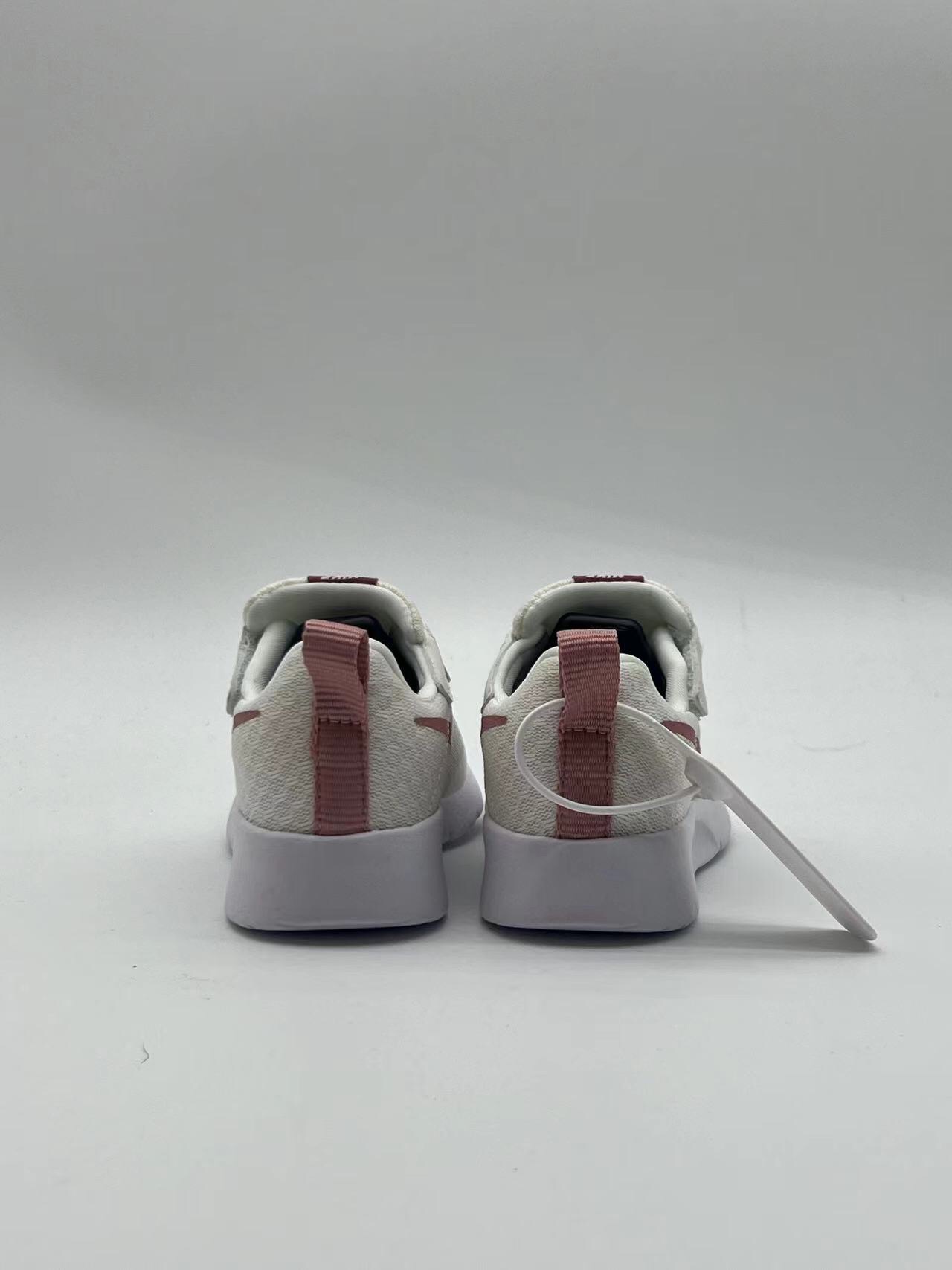 图片[5]-ＮＫ伦敦魔术贴童鞋 轻盈透气 .有颜值 有舒适度.今年的最新系列大底！！扭曲、回弹、各种动作，舒适自如.宝妈们千万不要错过这一款宝宝的好鞋子，好穿透气轻盈评价高👍现在出了童鞋也非常强烈推荐配亲子✌️-选品中心