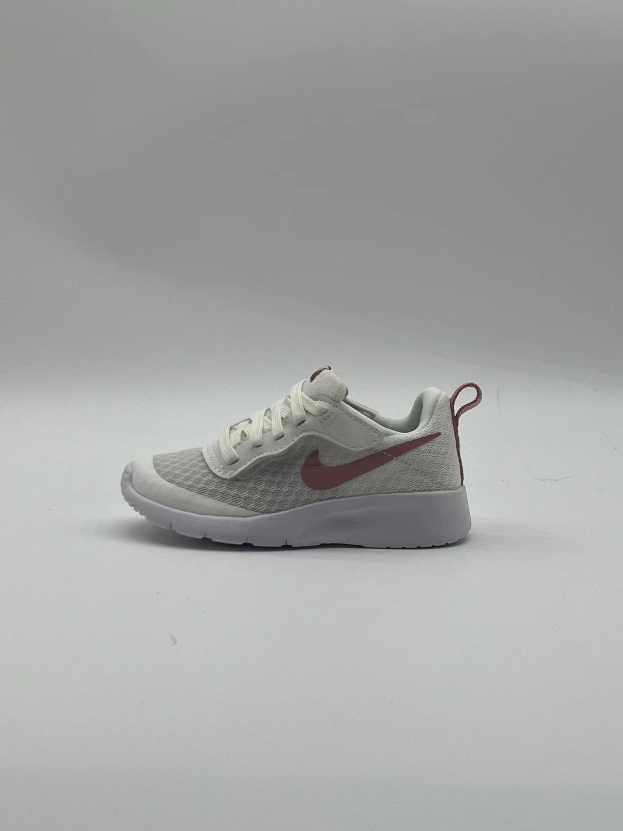 图片[3]-ＮＫ伦敦魔术贴童鞋 轻盈透气 .有颜值 有舒适度.今年的最新系列大底！！扭曲、回弹、各种动作，舒适自如.宝妈们千万不要错过这一款宝宝的好鞋子，好穿透气轻盈评价高👍现在出了童鞋也非常强烈推荐配亲子✌️-选品中心