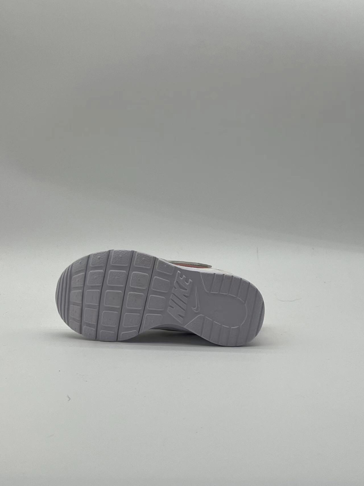 图片[9]-ＮＫ伦敦魔术贴童鞋 轻盈透气 .有颜值 有舒适度.今年的最新系列大底！！扭曲、回弹、各种动作，舒适自如.宝妈们千万不要错过这一款宝宝的好鞋子，好穿透气轻盈评价高👍现在出了童鞋也非常强烈推荐配亲子✌️-选品中心