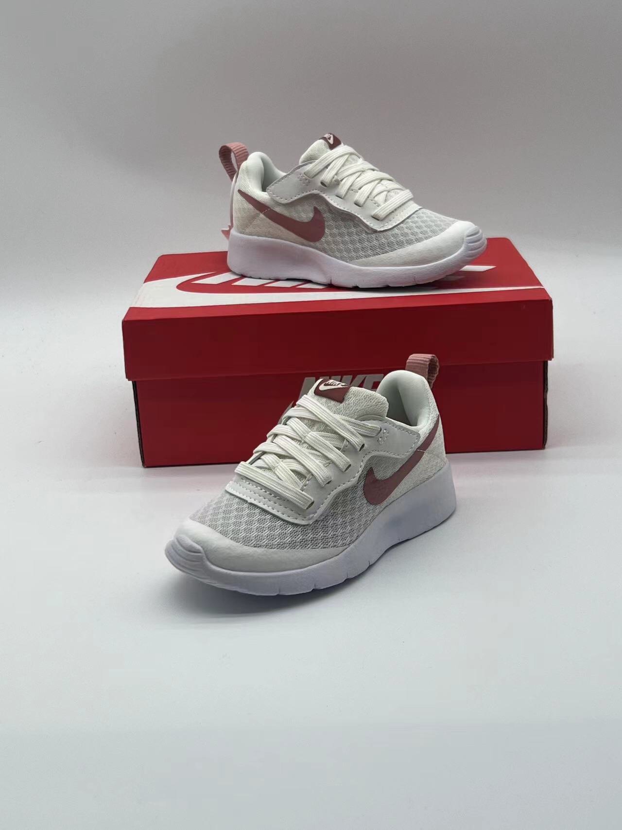 NK伦敦魔术贴童鞋 轻盈透气 .有颜值 有舒适度.今年的最新系列大底!!扭曲、回弹、各种动作,舒适自如.宝妈们千万不要错过这一款宝宝的好鞋子,好穿透气轻盈评价高👍现在出了童鞋也非常强烈推荐配亲子✌️-选品中心