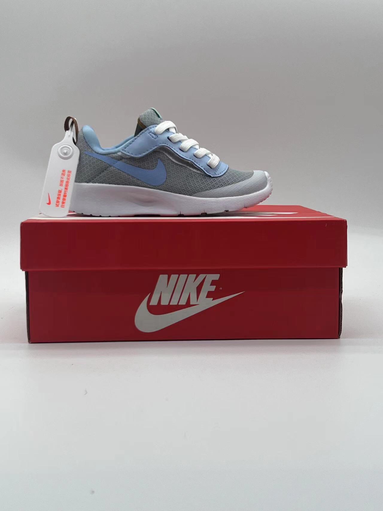 图片[2]-ＮＫ伦敦魔术贴童鞋 轻盈透气 .有颜值 有舒适度.今年的最新系列大底！！扭曲、回弹、各种动作，舒适自如.宝妈们千万不要错过这一款宝宝的好鞋子，好穿透气轻盈评价高👍现在出了童鞋也非常强烈推荐配亲子✌️95085-选品中心