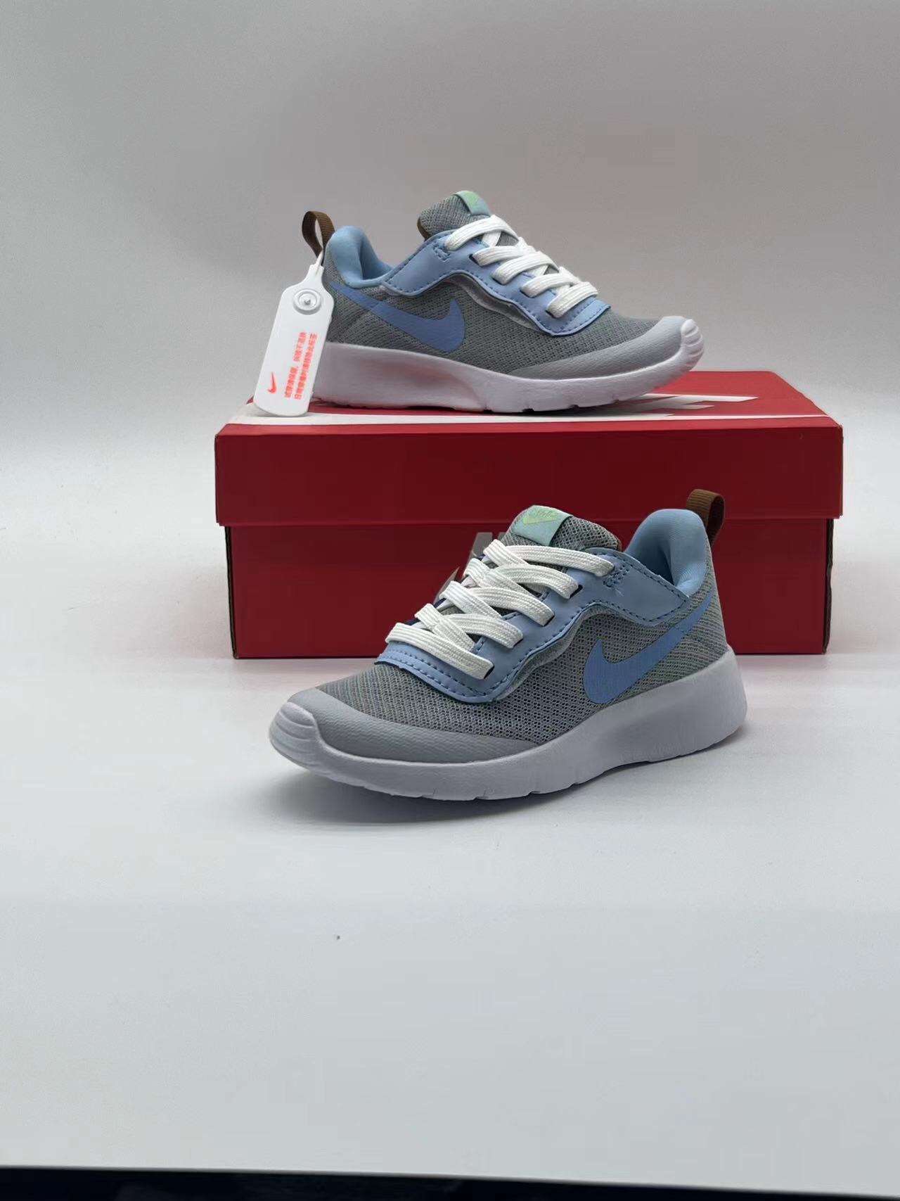 ＮＫ伦敦魔术贴童鞋 轻盈透气 .有颜值 有舒适度.今年的最新系列大底！！扭曲、回弹、各种动作，舒适自如.宝妈们千万不要错过这一款宝宝的好鞋子，好穿透气轻盈评价高👍现在出了童鞋也非常强烈推荐配亲子✌️95085-选品中心