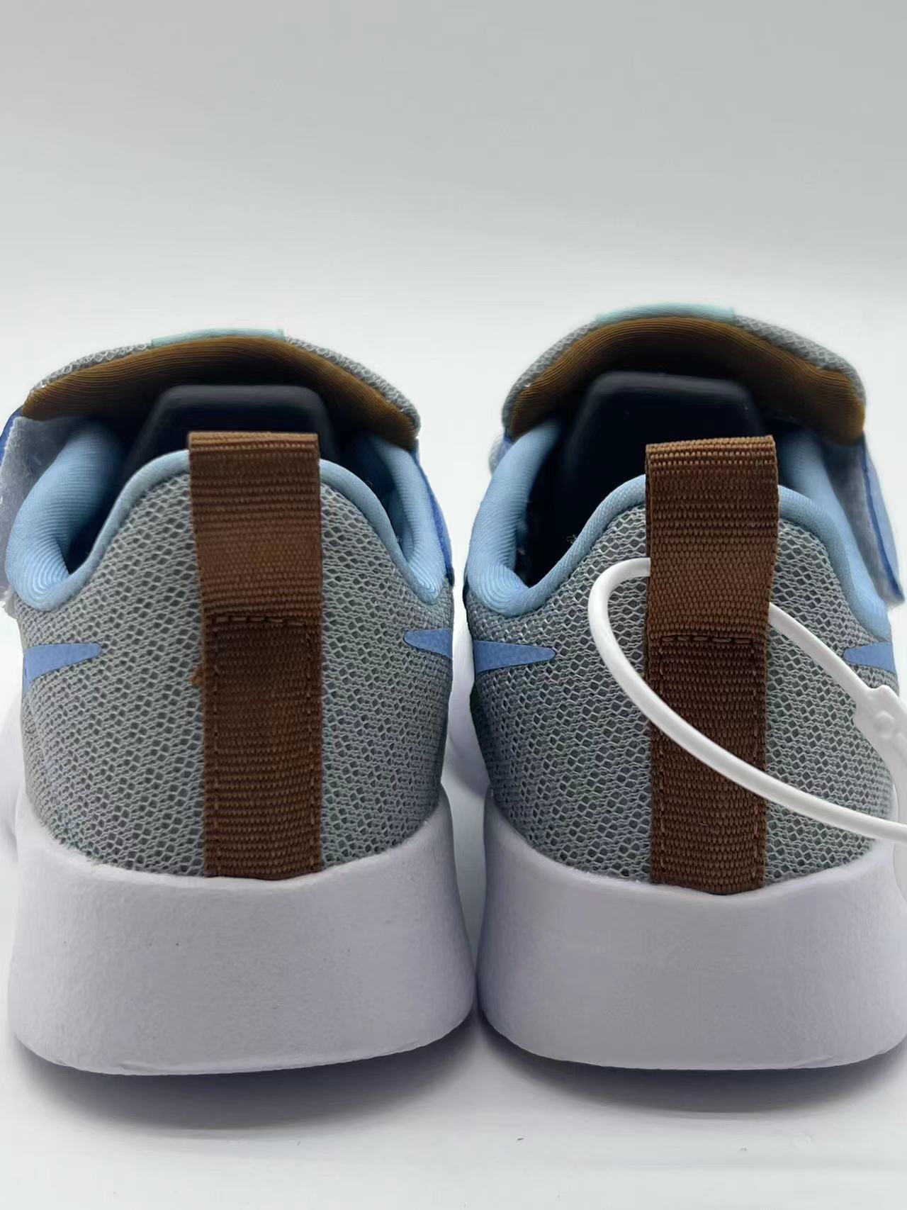 图片[5]-ＮＫ伦敦魔术贴童鞋 轻盈透气 .有颜值 有舒适度.今年的最新系列大底！！扭曲、回弹、各种动作，舒适自如.宝妈们千万不要错过这一款宝宝的好鞋子，好穿透气轻盈评价高👍现在出了童鞋也非常强烈推荐配亲子✌️95085-选品中心