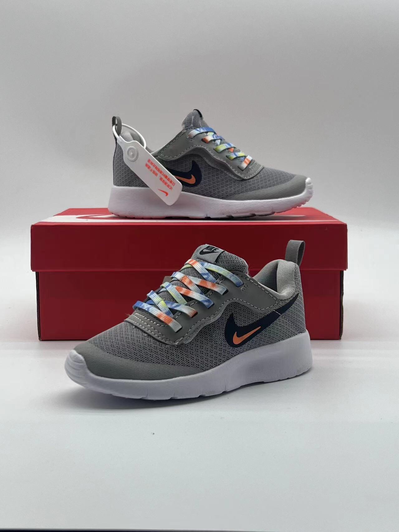 ＮＫ伦敦魔术贴童鞋 轻盈透气 .有颜值 有舒适度.今年的最新系列大底！！扭曲、回弹、各种动作，舒适自如.宝妈们千万不要错过这一款宝宝的好鞋子，好穿透气轻盈评价高👍现在出了童鞋也非常强烈推荐配亲子✌️95085-选品中心