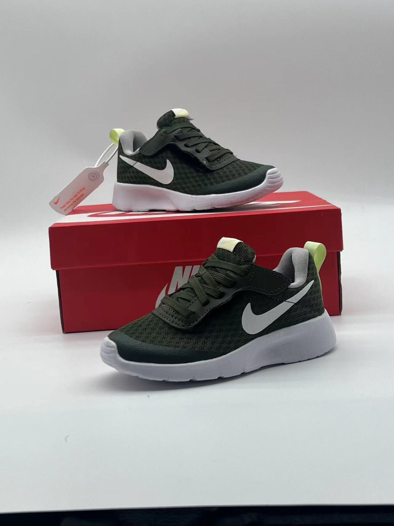 ＮＫ伦敦魔术贴童鞋 轻盈透气 .有颜值 有舒适度.今年的最新系列大底！！扭曲、回弹、各种动作，舒适自如.宝妈们千万不要错过这一款宝宝的好鞋子，好穿透气轻盈评价高👍现在出了童鞋也非常强烈推荐配亲子✌️95085-选品中心