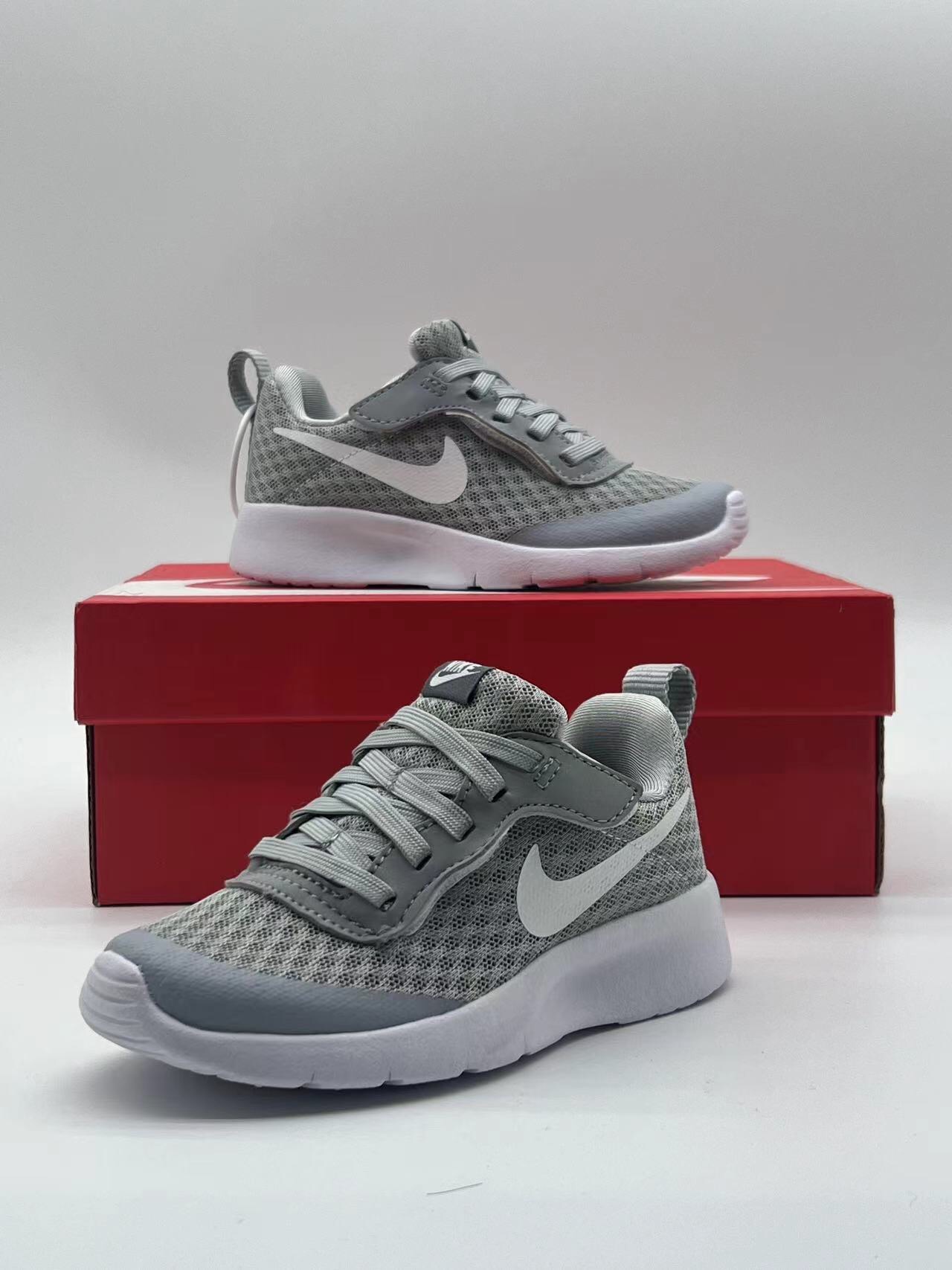 ＮＫ伦敦魔术贴童鞋 轻盈透气 .有颜值 有舒适度.今年的最新系列大底！！扭曲、回弹、各种动作，舒适自如.宝妈们千万不要错过这一款宝宝的好鞋子，好穿透气轻盈评价高👍现在出了童鞋也非常强烈推荐配亲子✌️95085-选品中心