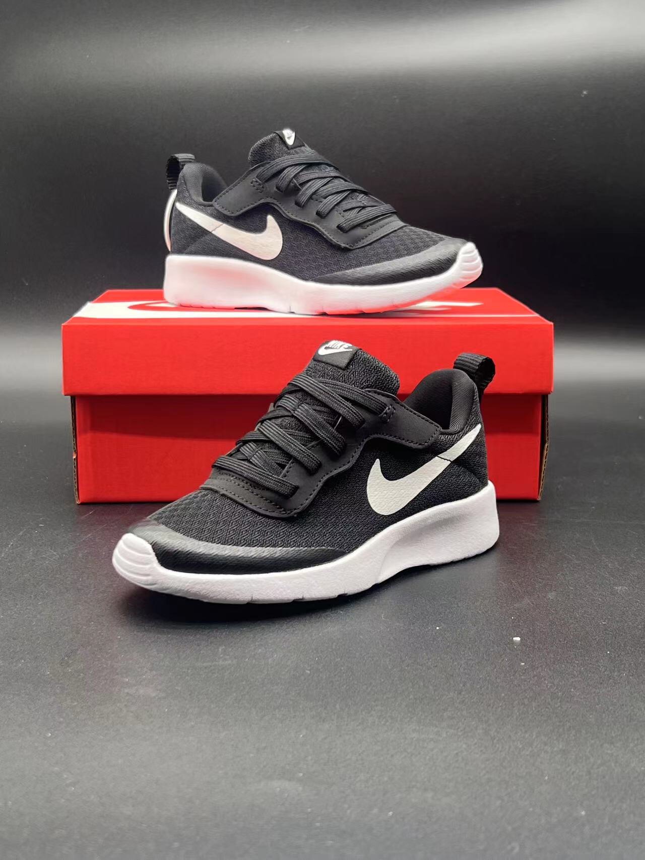 ＮＫ伦敦魔术贴童鞋 轻盈透气 .有颜值 有舒适度.今年的最新系列大底！！扭曲、回弹、各种动作，舒适自如.宝妈们千万不要错过这一款宝宝的好鞋子，好穿透气轻盈评价高👍现在出了童鞋也非常强烈推荐配亲子✌️95085-选品中心