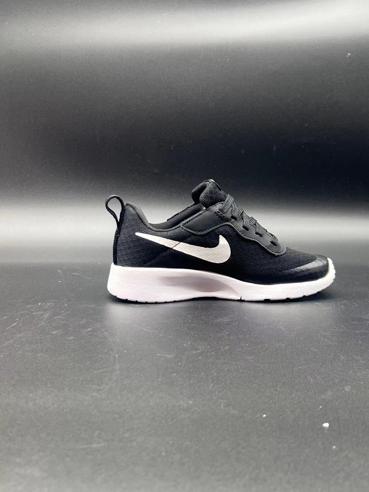 图片[4]-ＮＫ伦敦魔术贴童鞋 轻盈透气 .有颜值 有舒适度.今年的最新系列大底！！扭曲、回弹、各种动作，舒适自如.宝妈们千万不要错过这一款宝宝的好鞋子，好穿透气轻盈评价高👍现在出了童鞋也非常强烈推荐配亲子✌️95085-选品中心