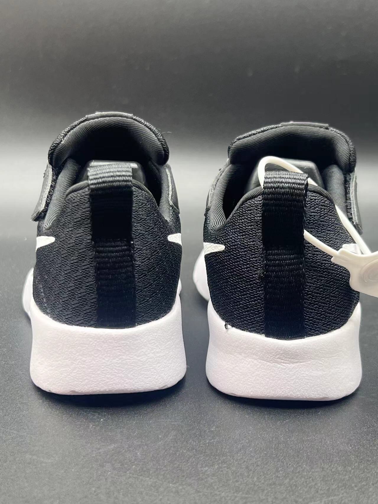 图片[5]-ＮＫ伦敦魔术贴童鞋 轻盈透气 .有颜值 有舒适度.今年的最新系列大底！！扭曲、回弹、各种动作，舒适自如.宝妈们千万不要错过这一款宝宝的好鞋子，好穿透气轻盈评价高👍现在出了童鞋也非常强烈推荐配亲子✌️95085-选品中心