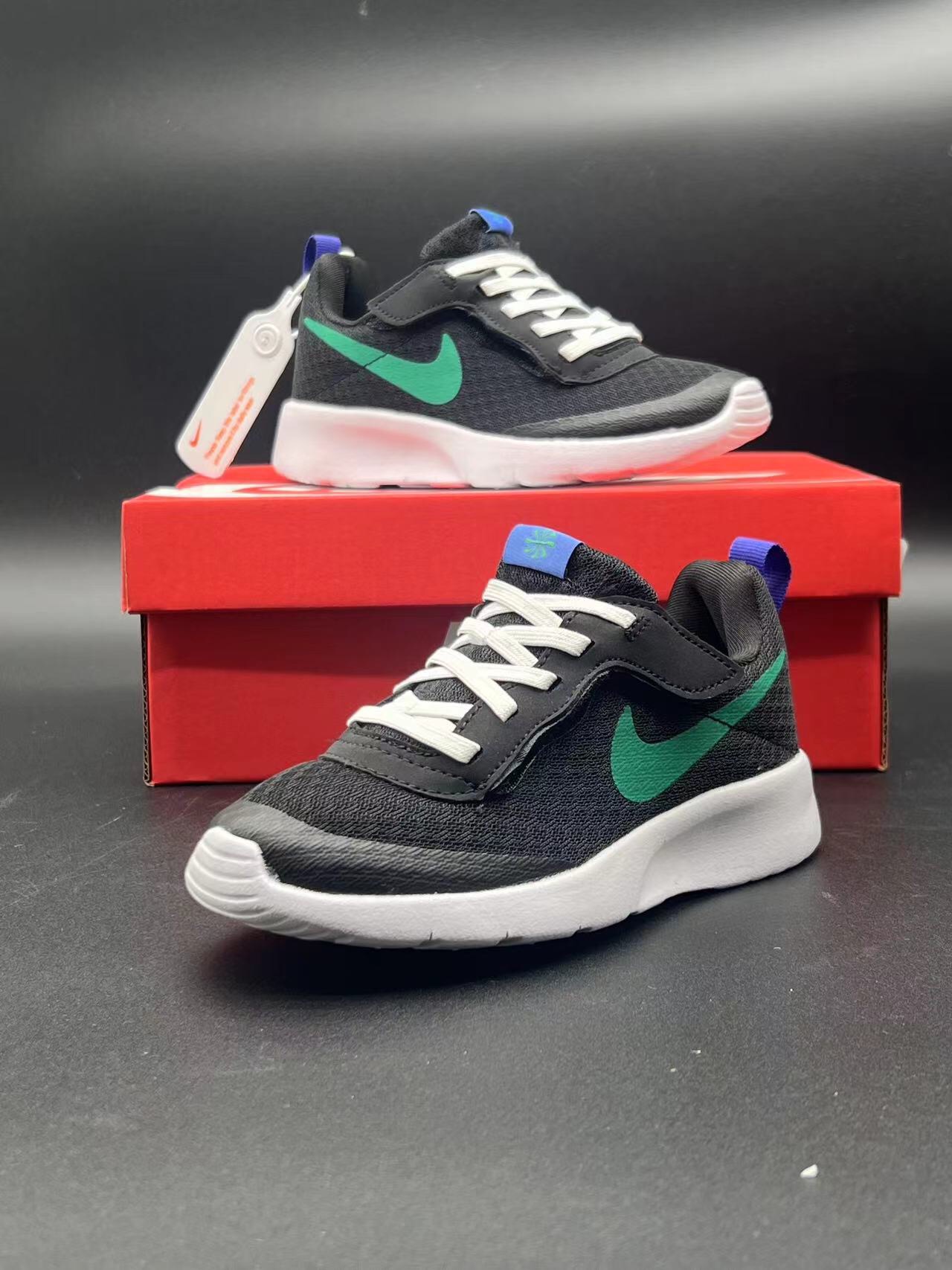 ＮＫ伦敦魔术贴童鞋 轻盈透气 .有颜值 有舒适度.今年的最新系列大底！！扭曲、回弹、各种动作，舒适自如.宝妈们千万不要错过这一款宝宝的好鞋子，好穿透气轻盈评价高👍现在出了童鞋也非常强烈推荐配亲子✌️95085-选品中心