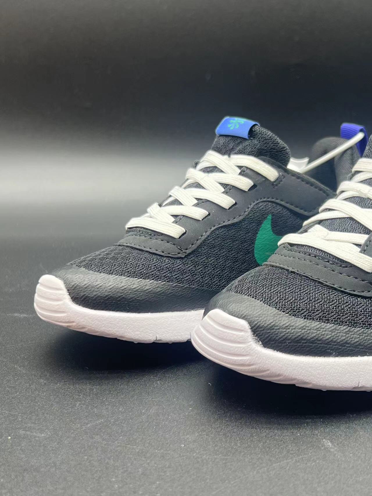 图片[6]-ＮＫ伦敦魔术贴童鞋 轻盈透气 .有颜值 有舒适度.今年的最新系列大底！！扭曲、回弹、各种动作，舒适自如.宝妈们千万不要错过这一款宝宝的好鞋子，好穿透气轻盈评价高👍现在出了童鞋也非常强烈推荐配亲子✌️95085-选品中心