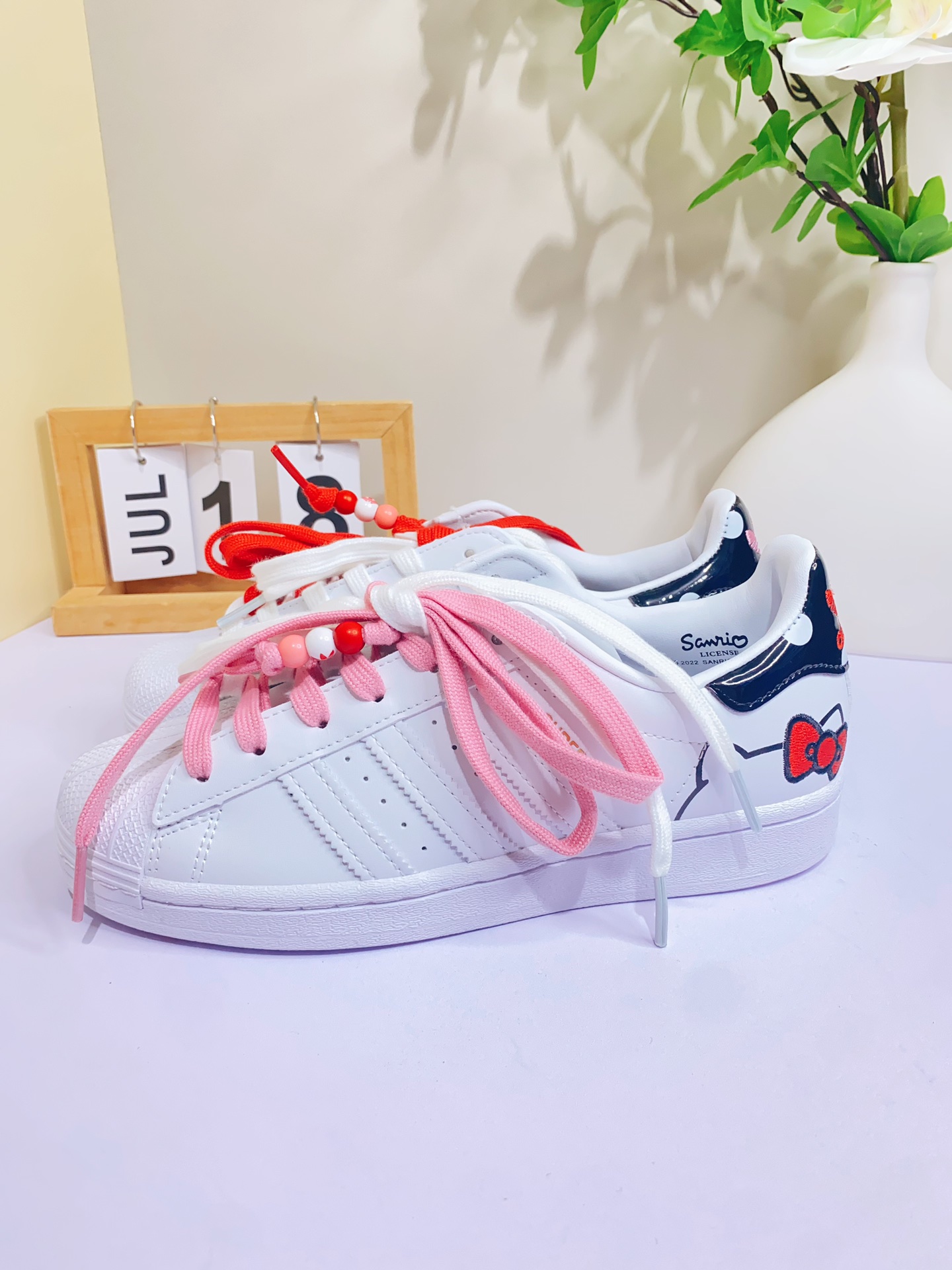 放店💰100
adidas三叶草女鞋Hello Kitty 联名轻便贝壳头运动休闲板鞋GW7168 标准码：35 3636.5 37 38 38.5  39 40