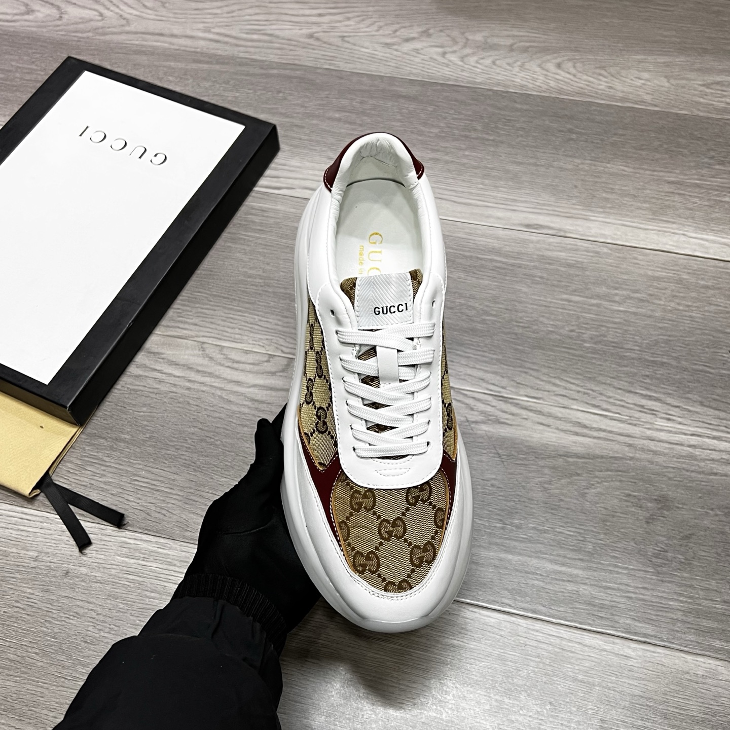 NO:273117,Guqi's new casual sneakers, original imported cowhide with original fabric, sheepskin lining, high-end 1:1 open mold customization, original outsole, lighter and non-slip. Fashionable and trendy, versatile and hot style. Exudes a fashionable and casual atmosphere, fashion is right under the feet. Real-life shooting, four colors available, 38-44, (45 can be customized without return and exchange),, sneakers, cowhide, sheepskin19860909古奇新款休闲运动鞋、原版进口牛皮加原版布料、羊皮内里,高端1:1开模定制,原版大底,更轻便,防滑.时尚主打潮流,百搭爆款.散发时尚休闲气息,时尚就在脚下.实物拍摄,四色可选,码数38-44,(45可定做不退换),,sneakers,cowhide,sheepskin,Men's shoes